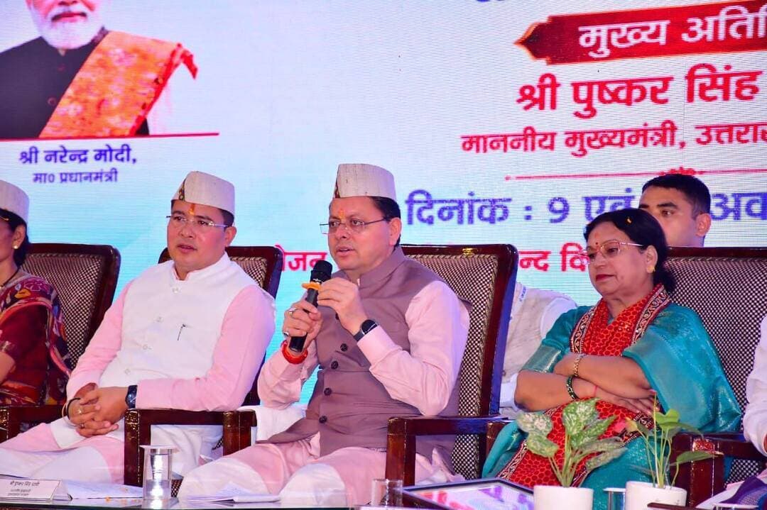 🚨CM धामी का बड़ा ऐलान: हर जिले में बनेगा विज्ञान एवं नवाचार केंद्र, STEM लैब्स से जुड़ेगी AI तकनीक
बागेश्वर: मुख्यमंत्री पुष्कर सिंह धामी ने बागेश्वर में पंचम सीमांत पर्वतीय जनपद बाल विज्ञान महोत्सव का शुभारंभ किया। इस दौरान उन्होंने सीमांत जनपद विज्ञान महोत्सव और संबंधित कार्यक्रमों के लिए एक करोड़ रुपये देने की घोषणा की। साथ ही प्रदेश के सभी जिलों में विज्ञान एवं नवाचार केंद्र स्थापित करने और राज्य की STEM लैब्स को आर्टिफिशियल इंटेलिजेंस (AI) से जोड़ने की दिशा में काम करने की बात कही।
मंडलसेरा स्थित विवेकानंद विद्या मंदिर इंटर कॉलेज में आयोजित इस दो दिवसीय महोत्सव में चमोली, चंपावत, रुद्रप्रयाग, बागेश्वर, उत्तरकाशी और पिथौरागढ़ के 240 चयनित बाल वैज्ञानिक हिस्सा ले रहे हैं।
मुख्यमंत्री ने कहा कि विद्यार्थियों को आधुनिक तकनीक से जोड़ना समय की जरूरत है। इसके लिए शिक्षा में AI, रोबोटिक्स और ड्रोन तकनीक को बढ़ावा दिया जा रहा है। उन्होंने सभी विकासखंडों में लैब ऑन व्हील्स स्थापित करने की दिशा में भी कार्य किए जाने की घोषणा की।
कार्यक्रम के दौरान सीएम धामी ने बाल वैज्ञानिकों से बातचीत की और उनके सवालों के जवाब दिए। उन्होंने विद्यार्थियों को नई चीजें सीखने, सवाल पूछने और नए विचारों पर काम करने के लिए प्रेरित किया। उन्होंने कहा कि आज के विद्यार्थी ही भविष्य में देश के वैज्ञानिक, इंजीनियर और शोधकर्ता बनकर विकसित भारत के संकल्प को पूरा करने में अहम भूमिका निभाएंगे।
मुख्यमंत्री ने कहा कि पर्वतीय और सीमांत क्षेत्रों में विज्ञान महोत्सव आयोजित होने से विद्यार्थियों को अपनी प्रतिभा दिखाने का अवसर मिलता है। इससे उनमें वैज्ञानिक सोच, रचनात्मकता और नवाचार की भावना विकसित होती है। उन्होंने विद्यार्थियों से पूर्व राष्ट्रपति डॉ. एपीजे अब्दुल कलाम के जीवन से प्रेरणा लेने का आह्वान किया।
उन्होंने बताया कि देहरादून में साइंस सिटी और चंपावत में साइंस सेंटर विकसित किया जा रहा है। इसके अलावा विज्ञान एवं तकनीक के जरिए स्मार्ट कृषि, सरकारी सेवाओं में पारदर्शिता और स्थानीय उत्पादों को बढ़ावा देने पर भी काम किया जा रहा है। हाउस ऑफ हिमालयाज ब्रांड के माध्यम से स्थानीय उत्पादों को पहचान दिलाने के साथ कृषि, बागवानी, मत्स्य पालन, मधुमक्खी पालन और होमस्टे के जरिए स्वरोजगार की संभावनाएं बढ़ाने पर जोर दिया जा रहा है।
महोत्सव में विज्ञान के क्षेत्र में उल्लेखनीय कार्य करने वाले शिक्षकों कविता हरकोटिया, दीप चंद जोशी, हरिमोहन ऐठाणी और ख्याली दत्त को सम्मानित किया गया।
कार्यक्रम में जनप्रतिनिधियों, प्रशासनिक अधिकारियों, शिक्षकों और अन्य गणमान्य लोगों सहित बड़ी संख्या में प्रतिभागी मौजूद रहे।