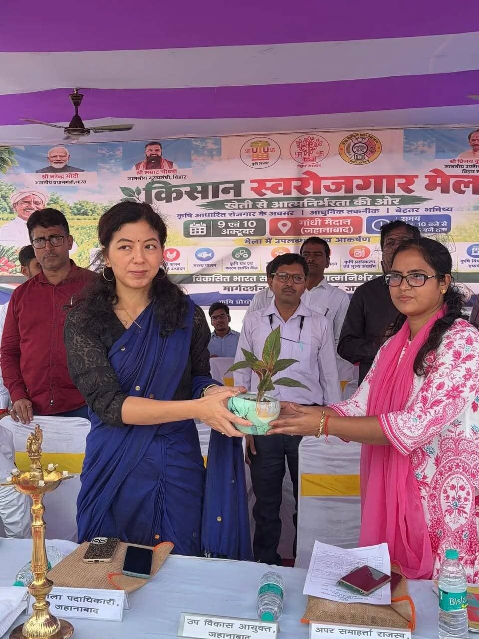🌾 आधुनिक खेती, स्वरोजगार और समृद्ध किसान हेतु सराहनीय पहल
🌱 जिला पदाधिकारी, जहानाबाद श्रीमती छिरिङ वाई भूटिया के मार्गदर्शन में कृषि विभाग एवं संबद्ध विभागों द्वारा 09 एवं 10 अक्टूबर, 2026 को गांधी मैदान, जहानाबाद में दो दिवसीय किसान स्वरोजगार मेला का आयोजन।
🌿 मेले का मुख्य उद्देश्य उच्च मूल्य वाली फसलों, बागवानी एवं समेकित कृषि प्रणाली को बढ़ावा देना तथा पटना की निकटता का लाभ उठाकर किसानों को बड़े बाजारों एवं रिटेल चेन से जोड़ना, मुर्गी पालन के अवशेषों का मत्स्य पालन में वैज्ञानिक उपयोग एवं कृषि आधारित स्वरोजगार पर विशेष जोर।
🚜 ड्रोन, पावर टिलर एवं अन्य कृषि यंत्रों पर सरकारी अनुदान, मधुमक्खी पालन, जैविक खेती, मशरूम उत्पादन, डेयरी, खाद्य प्रसंस्करण एवं FPO के संबंध में हेल्प डेस्क तथा विशेषज्ञों द्वारा मार्गदर्शन।
✅ फार्मर आईडी एवं कृषि डिजिटलीकरण को बढ़ावा, ताकि पात्र किसानों को उर्वरक सुविधाओं, अनुदान एवं सरकारी योजनाओं का लाभ सुगमता से मिल सके।
🌾 सभी किसान एवं युवा मेले में भाग लेकर आधुनिक तकनीकों, वैज्ञानिक परामर्श एवं स्वरोजगार के अवसरों का लाभ उठाएँ।
✨ उन्नत खेती, बेहतर बाजार — समृद्ध किसान, विकसित जहानाबाद!
#किसानस्वरोजगारमेला #आधुनिककृषि #समृद्धकिसान #आत्मनिर्भरबिहार #जहानाबाद