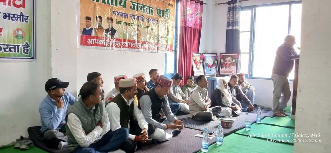 भाजपा मंडल चौरासी की मासिक बैठक में संगठन की मजबूती पर मंथन, मिशन 2027 को लेकर कार्यकर्ताओं में जोश
मंडल अध्यक्ष अंगरेज कपूर की अध्यक्षता में हुई बैठक, संगठनात्मक गतिविधियों और आगामी कार्ययोजनाओं पर हुआ विस्तृत विचार-विमर्श
हिमाचल 84 टीवी ब्यूरो भरमौर।
पांगी-भरमौर विधानसभा क्षेत्र के भाजपा मंडल चौरासी की संगठनात्मक मासिक बैठक मंडल अध्यक्ष अंगरेज कपूर की अध्यक्षता में आयोजित की गई। बैठक में संगठन को जमीनी स्तर पर और अधिक सुदृढ़ बनाने, आगामी कार्ययोजनाओं तथा संगठनात्मक गतिविधियों को प्रभावी ढंग से आगे बढ़ाने को लेकर विस्तृत चर्चा की गई।
बैठक में भाजपा जिला अध्यक्ष धीरज नरियाल, जिला सह प्रभारी रमेश राणा तथा अनुसूचित जनजाति मोर्चा के प्रदेश अध्यक्ष सुनील नेगी विशेष रूप से उपस्थित रहे। इसके अतिरिक्त मंडल के पदाधिकारियों, जिला एवं प्रदेश स्तर के पदाधिकारियों और पार्टी के समर्पित कार्यकर्ताओं ने भी भाग लिया।
बैठक के दौरान संगठन की मजबूती, कार्यकर्ताओं की सक्रिय भागीदारी और पार्टी की नीतियों एवं कार्यक्रमों को आम जनता तक पहुंचाने जैसे विषयों पर विचार-विमर्श किया गया। नेताओं ने संगठनात्मक गतिविधियों को गति देने तथा कार्यकर्ताओं के बीच बेहतर समन्वय स्थापित करने पर जोर दिया।
भाजपा नेताओं ने कहा कि किसी भी राजनीतिक संगठन की असली ताकत उसके समर्पित कार्यकर्ता होते हैं। कार्यकर्ताओं की सक्रियता, आपसी तालमेल और जनसेवा के प्रति प्रतिबद्धता से ही संगठन को नई मजबूती मिलती है। ऐसे में सभी पदाधिकारियों और कार्यकर्ताओं को मिलकर पार्टी की विचारधारा एवं जनकल्याणकारी नीतियों को जन-जन तक पहुंचाने के लिए निरंतर प्रयास करने की आवश्यकता है।
बैठक में आगामी संगठनात्मक गतिविधियों को लेकर भी चर्चा हुई। भाजपा कार्यकर्ताओं ने संगठन को मजबूत बनाने और क्षेत्र में पार्टी की गतिविधियों को प्रभावी ढंग से आगे बढ़ाने के संकल्प के साथ कार्य करने पर जोर दिया।
मिशन 2027 के मद्देनजर पांगी-भरमौर विधानसभा क्षेत्र में भाजपा की संगठनात्मक सक्रियता को महत्वपूर्ण माना जा रहा है। बैठक के माध्यम से कार्यकर्ताओं को एकजुट होकर संगठन के लक्ष्यों की दिशा में काम करने का संदेश दिया गया।