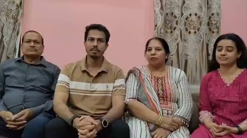 गांव छपरा के राहुल सैनी ने HCS परीक्षा में प्रदेश में 7वां रैंक हासिल कर बढ़ाया क्षेत्र का मान!
राहुल सैनी ने हरियाणा सिविल सर्विसेज (HCS) परीक्षा में प्रदेश में 7वां स्थान प्राप्त कर अपने परिवार, गांव और पूरे क्षेत्र को गौरवान्वित किया है।
बिना खर्ची-पर्ची, योग्यता को मिला सम्मान — राहुल सैनी ने इस उपलब्धि को योग्यता और मेहनत का सम्मान बताते हुए कहा कि यह बिना खर्ची-पर्ची और बिना सिफारिश के योग्य उम्मीदवारों को अवसर देने वाली व्यवस्था का परिणाम है।
दादा का सपना किया साकार — राहुल ने अपने दादा स्वर्गीय हरकेश चौधरी के HCS अधिकारी बनने के सपने को साकार कर उन्हें सच्ची श्रद्धांजलि दी है।
एग्रीकल्चर में स्नातक और रूरल मैनेजमेंट में मास्टर डिग्री हासिल करने वाले राहुल ने नौकरी के साथ-साथ पांच वर्षों तक प्रतिदिन लगभग पांच घंटे पढ़ाई कर यह मुकाम हासिल किया।
राहुल सैनी की यह सफलता साबित करती है कि दृढ़ संकल्प, निरंतर मेहनत और आत्मविश्वास से बड़े से बड़ा लक्ष्य हासिल किया जा सकता है। उनकी उपलब्धि क्षेत्र के युवाओं के लिए प्रेरणास्रोत है।
राहुल सैनी को इस शानदार उपलब्धि पर हार्दिक बधाई एवं उज्ज्वल भविष्य के लिए अनंत शुभकामनाएं!
#RahulSaini #HCS #Haryana #Chhapra #युवाओं_की_प्रेरणा