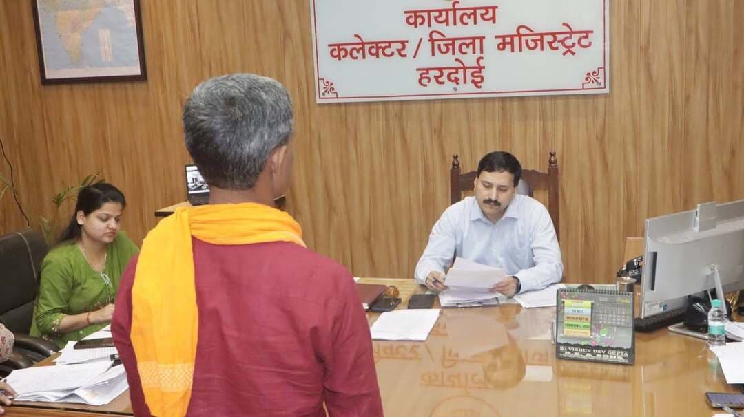 हरदोई में जनसुनवाई के दौरान डीएम ने सुनीं 126 शिकायतें, समयबद्ध निस्तारण के दिए निर्देश
हरदोई, 9 अक्टूबर। जिलाधिकारी राहुल पाण्डेय ने शुक्रवार को कलेक्ट्रेट में आयोजित जनसुनवाई के दौरान जिले के विभिन्न क्षेत्रों से आए फरियादियों की समस्याएं सुनीं। इस दौरान कुल 126 शिकायतें प्राप्त हुईं, जिन पर जिलाधिकारी ने संबंधित अधिकारियों को गंभीरता से कार्रवाई करते हुए गुणवत्तापूर्ण एवं समयबद्ध निस्तारण सुनिश्चित करने के निर्देश दिए।
जिलाधिकारी ने अधिकारियों को स्पष्ट निर्देश दिए कि जनसुनवाई में प्राप्त शिकायतों के निस्तारण में किसी भी प्रकार की लापरवाही न बरती जाए। शिकायतों का मौके पर जाकर सत्यापन किया जाए और नियमानुसार प्रभावी कार्रवाई सुनिश्चित की जाए। साथ ही शिकायतकर्ताओं को की गई कार्रवाई एवं निस्तारण की जानकारी भी उपलब्ध कराई जाए।
उन्होंने कहा कि आम जनता की समस्याओं का त्वरित और गुणवत्तापूर्ण समाधान जिला प्रशासन की प्राथमिकता है। सभी अधिकारी अपने-अपने विभागों से संबंधित शिकायतों को गंभीरता से लेते हुए निर्धारित समय सीमा के भीतर उनका निस्तारण सुनिश्चित करें, ताकि फरियादियों को अनावश्यक परेशानी का सामना न करना पड़े।
इस दौरान अपर जिलाधिकारी (वित्त एवं राजस्व) दीपाली भार्गव, अतिरिक्त मजिस्ट्रेट गुलाब चंद्र सहित संबंधित अधिकारी उपस्थित रहे।