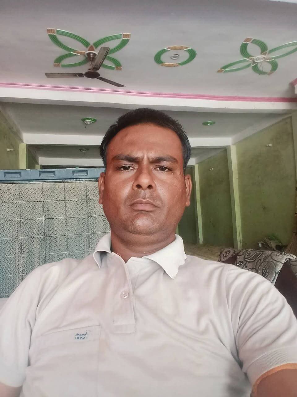 धोखेबाजों के नाम एक संदेश… 🙏🔱
माता रानी की कृपा रही तो वक्त खुद जवाब देगा। जिन लोगों ने विश्वास को पैसों और स्वार्थ के तराजू पर तौला है, उन्हें एक दिन अपने कर्मों का हिसाब जरूर मिलेगा। मेरी बद्दुआ नहीं, मेरे साथ हुए विश्वासघात का दर्द ही मेरी खामोशी में छिपा है।
जिन्होंने साथ देकर धोखा दिया और जो इस खेल में उनके साथी बने, उन्हें भी अपने कर्मों के परिणामों का सामना करना पड़ेगा। बाबा बरमदेव की कृपा से वक्त बदलते देर नहीं लगती। आज नजर उठाकर अपने आसपास देख लो, वक्त के बदलते रंग खुद दिखाई देने लगेंगे।
लेकिन याद रखना, हम किसी के बुरे वक्त से खुश होने वालों में से नहीं हैं। हम तो अपने आराध्य की कृपा से हर परिस्थिति में मुस्कुराने वाले हैं। ❤️🙏
कामतानाथ महाराज, बाबा बरमदेव, माता रानी और महाकाल का आशीर्वाद हम पर हमेशा बना रहे। 🔱🚩
हमें किसी को गिराकर आगे नहीं बढ़ना, क्योंकि हमारा विश्वास है कि सच्चाई और कर्म का फैसला समय स्वयं करता है।
हम आज भी खुश हैं, कल भी खुश रहेंगे… क्योंकि हमारा सहारा कोई इंसान नहीं, हमारे आराध्य हैं। 🙏🚩
जय माता रानी 🙏 जय बाबा बरमदेव 🔱 हर-हर महादेव 🚩