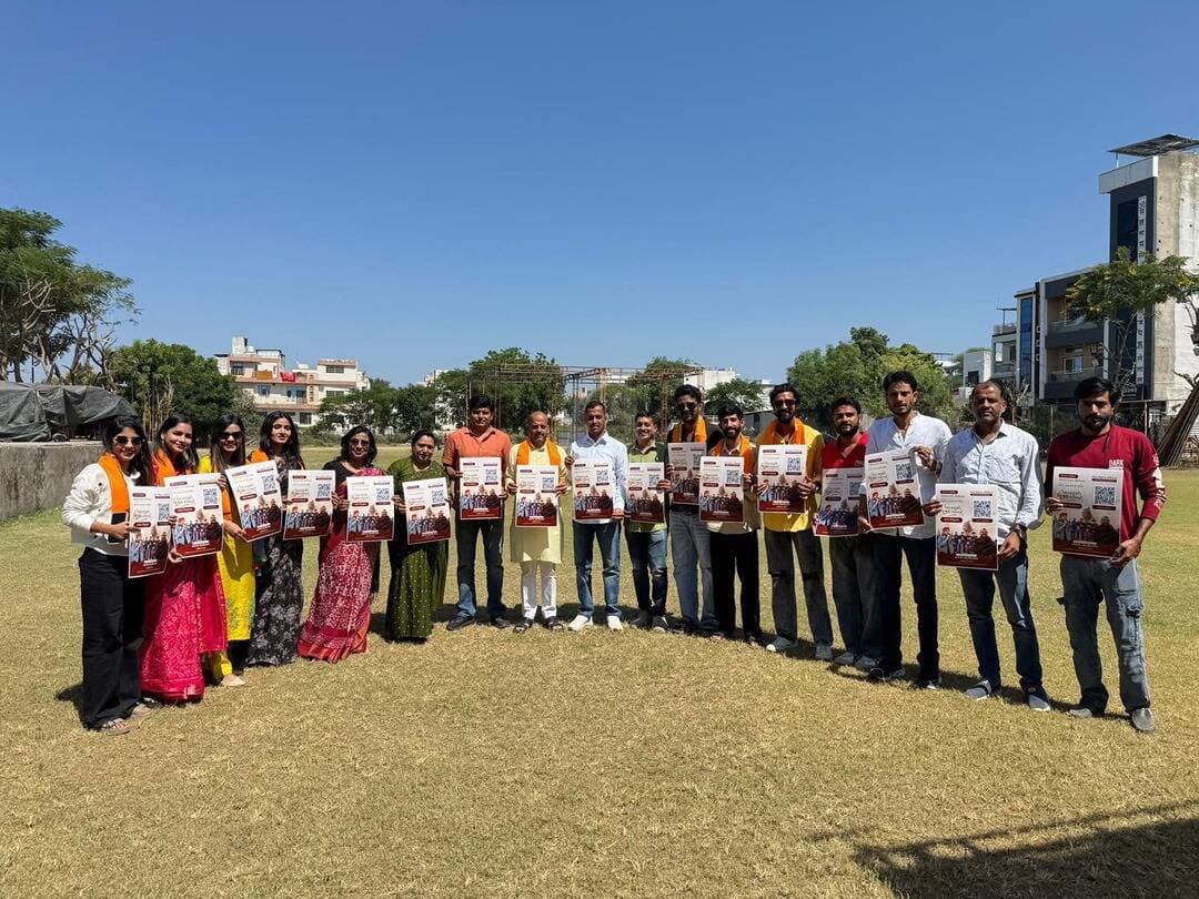 नवरात्रि में पहला भजन क्लबिंग 13 अक्टूबर को चित्तौड़गढ़ में।
दैनिक वीरधरा राजस्थान।
चित्तौड़गढ़। चित्तौड़गढ़ सांसद सीपी जोशी की प्रेरणा से जैन जी अल्फा युवा शक्ति को धार्मिक सांस्कृतिक सहभागिता बढ़ाने के उद्देश्य से आयोजित होने वाला राजस्थान का अब तक का सबसे बड़ा भजन क्लबिंग आयोजन को लेकर मेवाड़ महोत्सव समिति द्वारा श्रीनाथ गार्डन में शुक्रवार को विशेष बैठक आयोजित की गई।
मेवाड़ महोत्सव समिति के उपाध्यक्ष अनुराग द्विवेदी एवं गोपाल भूतड़ा के अनुसार बैठक की शुरुआत में सभी पधारे अतिथियों का स्वागत करते हुए समिति के अध्यक्ष अनंत समदानी ने स्वागत उद्बोधन दिया कार्यक्रम के लिए सभी से सुझाव आमंत्रित किये और आयोजन को भव्य एवं आकर्षक तथा नई युवा शक्ति को अधिक से अधिक संख्या में जोड़ने को लेकर विस्तृत चर्चा की गई।
बैठक को संबोधित करते हुए अतिथि नगर परिषद सभापति अनिल ईनाणी ने कहा कि जिस तरह हमारे देश के प्रधानमंत्री नरेंद्र मोदी द्वारा भजन क्लबिंग का कार्यक्रम युवाओ को सनातन से जोड़ने के लिए जो कार्यक्रम कराया उससे पूरे देश में जबरदस्त उत्साह का माहौल है। भजन क्लबिंग लाइव बैंड पर चित्तौड़ झूमने को तैयार बैठा है कार्यक्रम में सोढ़ा लाइव बैंड, पूरी हनुमान अंश टीम एवं प्रसिद्ध भजन गायक छोटू सिंह रावणा की प्रस्तुति भी आकर्षण का केंद्र रहेगी। बैठक के दौरान आयोजन की सफलता के लिए पदाधिकारी एवं कार्यकर्ताओं को अलग-अलग जिम्मेदारियां दी गई चित्तौड़गढ़ शहर के सभी बड़े कॉलेज एवं लाइब्रेरी, कोचिंग क्लासेस में युवाओं से संवाद कर कार्यक्रम से जोड़ने के लिए कार्यकर्ताओं को जिम्मेदारियां दी गई।
बैठक के बाद कार्यक्रम का पोस्टर का विमोचन किया गया।
