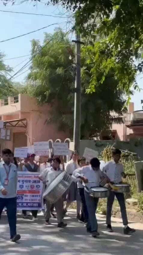 स्वीप कार्यक्रम के तहत मतदाता जागरूकता रैली निकाली।
दैनिक वीरधरा राजस्थान।
भदेसर।उपखंड प्रशासन ने स्वीप कार्यक्रम के तहत मतदाता जागरूकता रैली निकाली। इसमें कस्बे के तीनों सरकारी स्कूलों के विद्यार्थी और शिक्षक शामिल हुए।
रिटर्निंग अधिकारी रजनी मीणा और सहायक रिटर्निग अधिकारी शिव सिंह शेखावत के निर्देशन में आयोजित इस रैली को माणिक्य लाल वर्मा राजकीय उच्च माध्यमिक विद्यालय से मुख्य ब्लॉक शिक्षा अधिकारी गोवर्धन लाल देवत भदेसर पंचायत समिति विकास अधिकारी महेंद्र सिंह, अतिरिक्त मुख्य ब्लॉक शिक्षा अधिकारी हिमांशु जानी, नोडल अधिकारी शम्भू लाल शर्मा, और बालिका विद्यालय के प्रधानाचार्य शांति लाल मीणा और सूचना प्रौद्योगिकी विभाग की प्रोग्रामर दीप्ति टाक ने झण्डी दिखाकर रवाना किया।
रैली में मॉडल स्कूल के कार्यवाहक प्रधानाचार्य बनवारी लाल मीणा, स्काउट गाइड स्थानीय संघ सचिव शंकर लाल भांबी सहायक प्रोग्रामर अनिल मेघवाल सहित कई शिक्षक उपस्थित थे।
विद्यार्थियों ने ढोल-नगाड़ों के साथ नारे लगाए और लोगों को ज्यादा से ज्यादा मतदान करने के लिए जागरूक किया।
यह रैली बस स्टैंड, जैन स्थानक और राजमहल होते हुए पंचायत समिति परिसर में खत्म हुई। छात्रों के हाथों में मतदान के लिए प्रेरित करने वाली तख्तियां थीं। उन्होंने "जागरूक मतदाता, मजबूत लोकतंत्र" का संदेश दिया। इस दौरान कई शिक्षक और एनएसएस कार्यक्रम अधिकारी अशोक कुमार ठोलिया भी मौजूद थे।