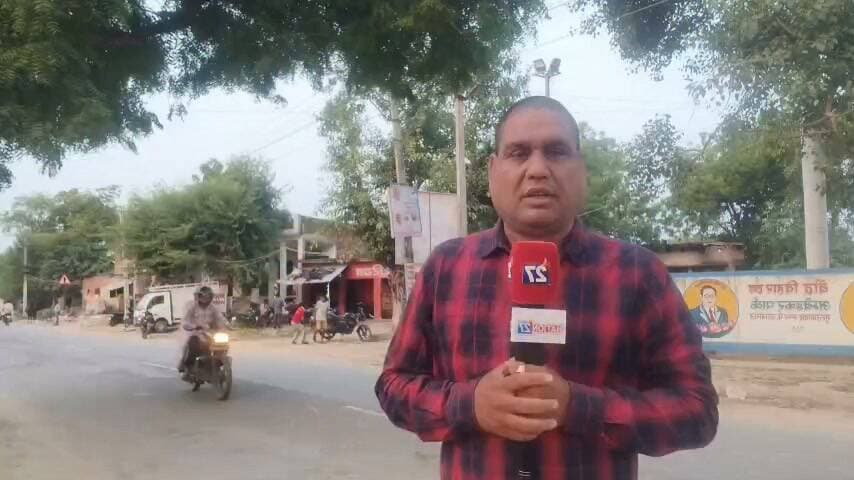 *समाजवादी पार्टी के राष्ट्रीय अध्यक्ष अखिलेश यादव आजमगढ़ के मंदुरी एयरपोर्ट पर उनका उड़न खटोला शुक्रवार को जैसे ही उतरा की कार्यकर्ताओं में एक झलक पाने के लिए काफी उत्साहित दिखे लेकिन लिस्ट में नाम न होने के कारण उन्हें निराशा हाथ लगी भाजपा नेता दिनेश लाल यादव उर्फ निरहुआ के भाई विजय लाल यादव सहित राष्ट्रीय महासचिव सुनीता सिंह सहित महिला जिला अध्यक्ष भी नहीं मिल पाई सभी लोगों ने आरोप लगाया कि जिले के वरिष्ठ नेता हम लोगों की राजनीति पर पानी फेरते हैं जबकि कार्यकर्ता और इन्हीं नेताओं के बदौलत 7 अक्टूबर को धरना प्रदर्शन करते हुए ज्ञानेश कुमार का समाजवादी पार्टी ने आजमगढ़ में पुतला दहन किया था आज वही कार्यकर्ता और नेता नाराज दिखे।*