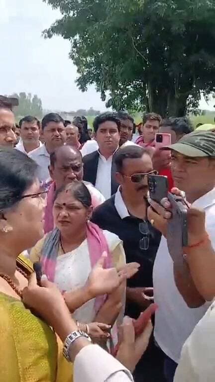 #आजमगढ़ के #मंदुरी सपाई करते रहे एयरपोर्ट गेट पर मशक्कत