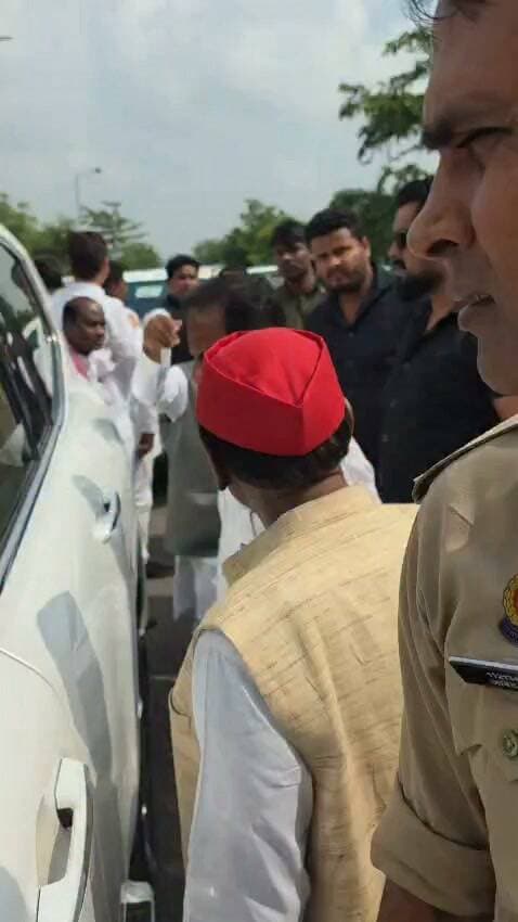 #आजमगढ़ के #मंदुरी #एयरपोर्ट पर #सपा के राष्ट्रीय अध्यक्ष #अखिलेश यादव से मिलने के लिए अंदर नहीं पहुंच पाए #सपा के कई वरिष्ठ नेता