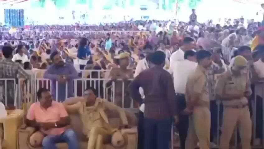 *अखिलेश यादव ने दी योगी को खुली चुनौती!!!!*
मुख्यमंत्री खुद अयोध्या से चुनाव लड़कर दिखाएं...
अखिलेश यादव