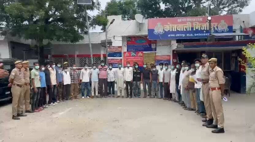 आगामी नवरात्रि पर्व के मद्देनजर कानून-व्यवस्था बनाए रखने, साफ-सफाई सुनिश्चित करने और आमजन की सुरक्षा को प्राथमिकता देते हुए मिर्जापुर पुलिस ने सराहनीय कार्रवाई की है। वरिष्ठ पुलिस अधीक्षक के निर्देश पर चलाए जा रहे चेकिंग अभियान के तहत पुलिस ने बिना लाइसेंस मुर्गा मीट की दुकानें संचालित करने वाले 28 विक्रेताओं के विरुद्धअब तक की सबसे बड़ी कार्रवाई की है!!पुलिस की इस कार्रवाई को त्योहार के दौरान शांति व्यवस्था बनाए रखने और नियमों का पालन सुनिश्चित कराने की दिशा में महत्वपूर्ण कदम माना जा रहा है। प्राप्त पुलिस विवरण के अनुसार, पुलिस अधीक्षक ग्रामीण एवं क्षेत्राधिकारी बेहट के निकट पर्यवेक्षण में थाना प्रभारी विनोद कुमार ने थाना मिर्जापुर क्षेत्र में हल्का-वार पुलिस टीमों का गठन किया। इसके बाद संदिग्ध व्यक्तियों एवं वाहनों की चेकिंग के साथ बिना लाइसेंस मीट बिक्री करने वालों के विरुद्ध अभियान चलाया गया। 8 अक्टूबर 2026 को पुलिस ने अलग-अलग मामलों में कुल 28 मीट विक्रेताओं के विरुद्ध कार्रवाई की। उपलब्ध पुलिस विवरण में मुकदमा संख्या 323/26, 324/26, 325/26 और 326/26, धारा 272 बीएनएस के तहत चार मुकदमे दर्ज होने का उल्लेख है। इसके अतिरिक्त संबंधित व्यक्तियों के विरुद्ध शांति व्यवस्था के मद्देनजर धारा 170 बीएनएसएस के तहत कार्रवाई किए जाने की बात कही गई है। पुलिस के अनुसार, संबंधित विक्रेता कथित तौर पर बिना आवश्यक अनुमति या लाइसेंस के दुकानों पर मुर्गे का मीट काट रहे थे। पुलिस का कहना है कि मीट काटने से निकलने वाली गंदगी रास्तों पर फेंके जाने से आसपास रहने वाले लोगों के स्वास्थ्य और स्वच्छता पर प्रतिकूल प्रभाव पड़ने की आशंका थी। इसके साथ ही क्षेत्र में शांति व्यवस्था प्रभावित होने की संभावना को देखते हुए कार्रवाई की गई। नवरात्रि जैसे प्रमुख त्योहारों के दौरान प्रशासन और पुलिस की जिम्मेदारी होती है कि क्षेत्र में शांति, सुरक्षा, स्वच्छता और आपसी सौहार्द बना रहे। मिर्जापुर पुलिस की यह कार्रवाई इसी दिशा में उठाया गया कदम है। हालांकि, मीट बिक्री से संबंधित नियमों का पालन सभी पर समान रूप से लागू होना चाहिए और किसी भी कार्रवाई में कानूनी प्रक्रिया का पालन जरूरी है।थाना प्रभारी विनोद कुमार के नेतृत्व में गठित टीम में उपनिरीक्षक अवशेष भाटी, नरेश कुमार, रामबीर शाक्य और चरनपाल सिंह सहित पुलिसकर्मी शामिल रहे। टीम ने अभियान के दौरान कार्रवाई को अंजाम दिया!!
#SaharanpurNews #BehatNews #मुर्गा_कटान #मांस_विक्रेता #नवरात्रि_2026 #पुलिस_कार्रवाई #चेकिंग_अभियान #बिना_लाइसेंस_मीट_विक्रेता #सहारनपुर_पुलिस #बेहट_पुलिस #UPPolice #BreakingNews #LatestNews #ViralNews #News7 #दि_सहारनपुर_वॉइस #सच्चाई_के_साथ_हरदम