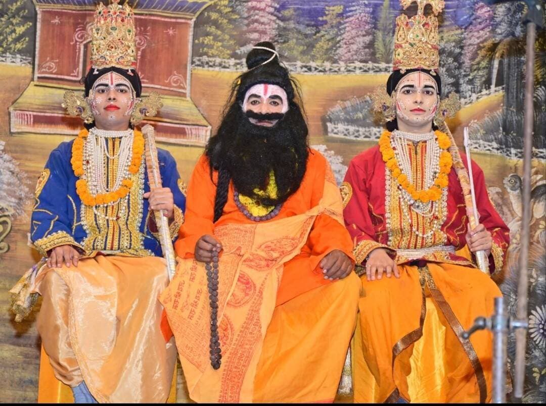 *श्री बिहारी रामलीला समाज द्वारा सुभाष पार्क मैदान में आयोजित 130वें वर्ष की ऐतिहासिक रामलीला के अंतर्गत मीना बाजार एवं पुष्प वाटिका प्रसंग का* *भावपूर्ण मंचन किया गया। स्थानीय कलाकारों ने अपने सजीव अभिनय से दर्शकों को श्रीराम और माता जानकी के प्रथम मिलन के प्रसंग से भावविभोर कर दिया।
*पुष्प वाटिका में हुआ श्रीराम-जानकी का मिलन*
सतना। श्री बिहारी रामलीला समाज द्वारा सुभाष पार्क मैदान में आयोजित 130वें वर्ष की ऐतिहासिक रामलीला में मीना बाजार एवं पुष्प वाटिका प्रसंग का मनोहारी मंचन किया गया। रामलीला के इस प्रसंग में भगवान श्रीराम और माता जानकी के प्रथम मिलन को कलाकारों ने बड़े ही भावपूर्ण एवं सजीव ढंग से प्रस्तुत किया।
पुष्प वाटिका में माता सीता के सखियों के साथ पहुंचने और उसी दौरान भगवान श्रीराम के वहां आने का दृश्य दर्शकों के लिए विशेष आकर्षण का केंद्र रहा। श्रीराम और जानकी के एक-दूसरे को देखने तथा प्रथम मिलन के प्रसंग को कलाकारों ने अपनी भावपूर्ण अदाकारी से जीवंत कर दिया। मंचन के दौरान पूरा वातावरण भक्तिमय हो उठा।
रामलीला परिसर में मीना बाजार भी आकर्षण का केंद्र रहा, जहां बड़ी संख्या में श्रद्धालु एवं दर्शक पहुंचे। स्थानीय कलाकारों द्वारा प्रस्तुत की जा रही 130 वर्षों से निरंतर चली आ रही रामलीला को लेकर शहरवासियों में विशेष उत्साह देखने को मिल रहा है। कलाकारों ने संवाद, अभिनय और भाव-भंगिमाओं के माध्यम से रामायण के प्रसंगों को जीवंत करते हुए दर्शकों को अपनी ओर आकर्षित किया। प्रचार प्रसार प्रमुख श्याम लाल गुप्ता श्यामू ने बताया कि
श्रीराम के रूप में पार्थ शुक्ला लक्ष्मण शुभांक शुक्ला भरत नमो शुक्ला सजल दुबे शत्रुघ्न रावण रमाकांत पटेल हनुमान नन्हू लाल गर्ग इंजीनियर मंगलेश्वर प्रसाद मिश्रा दशरथ शैलेन्द्र कुमार दुबे सभी को हंसाने वाले रामनाथ दाहिया जो कि सभी को अपनी कॉमेडी से प्रसन्न करते हैं।
श्री बिहारी रामलीला समाज के महंत बृजेन्द्र कुमार दुबे, सह महंत शैलेन्द्र कुमार दुबे, समन्वयक पं. हरिप्रकाश गोस्वामी, अध्यक्ष रविशंकर गौरी, कार्यकारी अध्यक्ष अशोक अग्रवाल, महामंत्री राजेश चतुर्वेदी पालन, उपाध्यक्ष सुरेश केसरवानी, रामचरण गुप्ता, मंत्री आशुतोष दुबे, कोषाध्यक्ष सुधीर अग्रवाल, व्यवस्थापक पं. शिवकुमार शुक्ला,अंकुर दुबे, मधुसूदन गुप्ता, उपस्थित रहे।