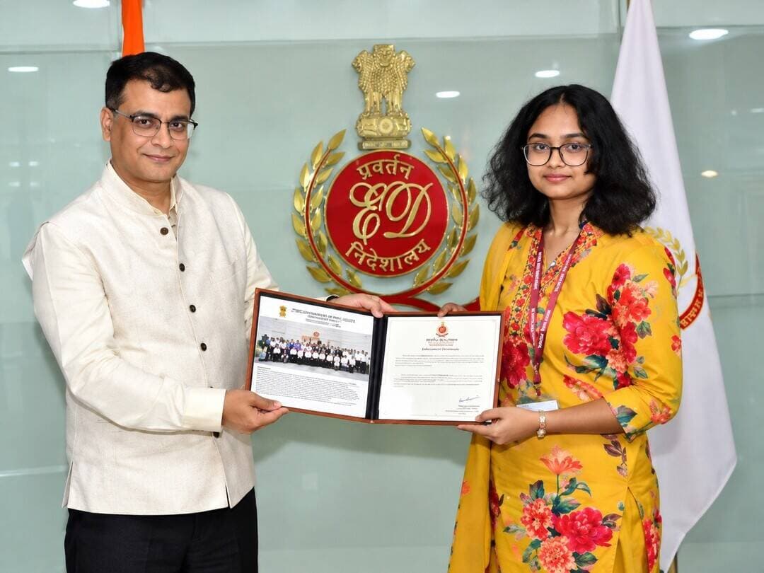 पिता को खोया, हौसला नहीं! 19 साल की उम्र में ED अधिकारी बनीं उन्नाव की शिखा पटेल, यूपी बोर्ड में भी किया था कमाल
रग्घूखेड़ा की बेटी ने संघर्ष को बनाया सफलता की सीढ़ी, 95.33% अंक लाकर प्रदेश में हासिल किया था पांचवां स्थान; ED प्रशिक्षण में भी प्रथम रहकर बढ़ाया जिले का मान
उन्नाव। जिंदगी जब सबसे कठिन इम्तिहान ले रही थी, तब शिखा पटेल के सामने दो रास्ते थे—मुश्किलों के आगे हिम्मत हार जाना या अपने सपनों के लिए पहले से ज्यादा मजबूती के साथ खड़े होना। कोरोना काल में 12वीं की बोर्ड परीक्षा की तैयारी के दौरान पिता को खोने वाली उन्नाव की इस बेटी ने दूसरा रास्ता चुना। दुख के बीच पढ़ाई जारी रखी, मेहनत को अपना सहारा बनाया और महज 19 साल की उम्र में प्रवर्तन निदेशालय (ED) में अधिकारी बनकर सफलता की ऐसी कहानी लिखी, जो युवाओं के लिए प्रेरणा बन सकती है।
बीघापुर क्षेत्र के रग्घूखेड़ा की रहने वाली शिखा पटेल की इस उपलब्धि ने उनके परिवार के साथ जिले का भी गौरव बढ़ाया है। उनकी सफलता केवल एक प्रतियोगी परीक्षा में हासिल की गई उपलब्धि नहीं, बल्कि कठिन परिस्थितियों में लक्ष्य के प्रति प्रतिबद्ध रहने की मिसाल है।
यूपी बोर्ड में 95.33 प्रतिशत अंक, प्रदेश में पांचवां स्थान
शिखा की प्रतिभा का परिचय उनकी स्कूली शिक्षा के दौरान ही मिल गया था। यूपी बोर्ड की परीक्षा में उन्होंने 95.33 प्रतिशत यानी 572 अंक हासिल किए थे। इस प्रदर्शन के दम पर उन्होंने प्रदेश में पांचवां स्थान प्राप्त किया और जिले में प्रथम रैंक हासिल की थी।
उनकी इस उपलब्धि की चर्चा उस समय खूब हुई थी। जानकारी के मुताबिक, तत्कालीन उपमुख्यमंत्री ने भी फोन कर शिखा को बधाई दी थी। पढ़ाई में लगातार बेहतर प्रदर्शन करने वाली शिखा ने उस समय ही अपनी मेहनत और प्रतिभा की पहचान बना ली थी।
लेकिन उनकी जिंदगी का अगला दौर आसान नहीं था। जिस उम्र में बच्चे अपने भविष्य के सपने संजो रहे होते हैं, उसी समय शिखा को एक ऐसी निजी क्षति का सामना करना पड़ा, जिसने परिवार की दुनिया बदल दी।
बोर्ड परीक्षा की तैयारी के बीच पिता का निधन
कोरोना काल में शिखा 12वीं की बोर्ड परीक्षाओं की तैयारी कर रही थीं। इसी दौरान उनके पिता धर्मेंद्र कुमार सिंह का हार्ट अटैक से निधन हो गया। परिवार के लिए यह बेहद कठिन समय था। पिता का साया उठने के बाद भावनात्मक चुनौतियों के साथ भविष्य को लेकर चिंताएं भी सामने थीं।
ऐसे समय में पढ़ाई पर ध्यान बनाए रखना आसान नहीं होता। लेकिन शिखा ने अपनी परिस्थितियों को सपनों के रास्ते की बाधा नहीं बनने दिया। उन्होंने हिम्मत बनाए रखी और अपनी पढ़ाई तथा लक्ष्य की दिशा में आगे बढ़ती रहीं।
इस सफर में उनकी मां ने महत्वपूर्ण भूमिका निभाई। स्वयं शिक्षिका होने के नाते उन्होंने बेटी को शिक्षा का महत्व समझाया और मुश्किल समय में उसका हौसला बढ़ाया। मां के सहयोग और शिखा की मेहनत ने मिलकर उस लक्ष्य तक पहुंचने का रास्ता तैयार किया, जिसे हासिल करना उनके लिए एक बड़ी चुनौती थी।
ED प्रशिक्षण में भी रहीं प्रथम, निदेशक ने किया सम्मानित
शिखा की सफलता का सफर प्रवर्तन निदेशालय में अधिकारी बनने के बाद भी जारी रहा। उपलब्ध जानकारी के अनुसार, प्रशिक्षण के दौरान भी उन्होंने प्रथम स्थान हासिल किया। उनके प्रदर्शन के लिए ED के निदेशक राहुल नवीन ने उन्हें सम्मानित किया।
यह उपलब्धि बताती है कि शिखा ने केवल चयन तक पहुंचने पर संतोष नहीं किया, बल्कि प्रशिक्षण के दौरान भी अपनी मेहनत और क्षमता का परिचय दिया।
हालांकि, उनकी नियुक्ति के पदनाम, चयन प्रक्रिया, बैच और प्रशिक्षण में प्रथम स्थान प्राप्त करने से संबंधित आधिकारिक विवरणों की पुष्टि संबंधित विभाग के रिकॉर्ड से किया जाना उचित होगा।
कभी बनी थीं एक दिन की थाना प्रभारी
शिखा पटेल का नाम इससे पहले भी चर्चा में आया था। 'मिशन शक्ति' अभियान के तहत उन्हें एक दिन के लिए बीघापुर थाने का प्रभारी निरीक्षक (SHO) बनाया गया था। इस दौरान उन्होंने लोगों की समस्याएं सुनी थीं और बैंक तथा पुलिस चौकी का निरीक्षण भी किया था।
यह पहल महिलाओं और बालिकाओं में आत्मविश्वास बढ़ाने तथा उन्हें प्रशासनिक और पुलिस व्यवस्था की कार्यप्रणाली से परिचित कराने के उद्देश्य से की गई थी। उस समय शिखा की भागीदारी ने उनकी पहचान एक मेधावी छात्रा के रूप में और मजबूत की थी।
आज ED में अधिकारी के रूप में उनकी उपलब्धि उनके सफर का एक और महत्वपूर्ण पड़ाव है।
शिखा की कहानी में छिपा है बड़ा संदेश
शिखा पटेल की उपलब्धि का सबसे महत्वपूर्ण पहलू उनकी उम्र नहीं, बल्कि उन परिस्थितियों के बीच आगे बढ़ने का उनका संकल्प है, जिनमें अक्सर किसी भी व्यक्ति के लिए खुद को संभालना मुश्किल हो जाता है।
पिता को खोने का दुख, पढ़ाई का दबाव और भविष्य की अनिश्चितता—इन सबके बीच उन्होंने शिक्षा को अपनी ताकत बनाया। उनकी मां का सहयोग इस यात्रा का महत्वपूर्ण आधार रहा।
रग्घूखेड़ा से निकलकर प्रवर्तन निदेशालय में अधिकारी बनने तक का उनका सफर यह संदेश देता है कि कठिन परिस्थितियां जीवन की दिशा को चुनौती दे सकती हैं, लेकिन मजबूत संकल्प, निरंतर मेहनत और परिवार का साथ आगे बढ़ने की राह खोल सकते हैं।
उन्नाव की शिखा पटेल की कहानी उन युवाओं के लिए प्रेरणा है, जो सीमित संसाधनों या निजी मुश्किलों के बीच अपने भविष्य को बेहतर बनाने का सपना देख रहे हैं। उनकी उपलब्धि पर परिवार और क्षेत्र के लोगों को गर्व होना स्वाभाविक है।
एक पिता का सपना, एक मां का भरोसा और बेटी की अथक मेहनत—शिखा पटेल की सफलता की कहानी इन्हीं तीन मजबूत आधारों पर खड़ी नजर आती है।