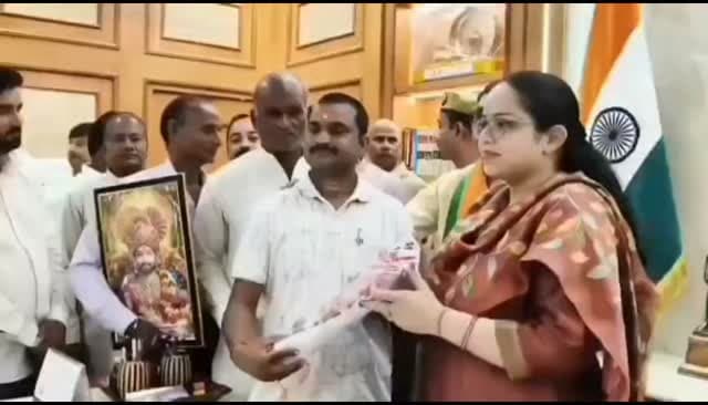 नेदुला और डीघा बाईपास पर सड़क दुर्घटनाओं को रोकने की मांग, भाजपा नगर अध्यक्ष ने डीएम को सौंपा पत्र
संतकबीरनगर। जनपद के नेदुला चौराहा बाईपास और सोनी होटल डीघा बाईपास पर लगातार हो रही सड़क दुर्घटनाओं को लेकर भाजपा नगर अध्यक्ष कृष्ण कुमार सोनी उर्फ कन्हैया वर्मा के नेतृत्व में सभासदों एवं नगर इकाई के सदस्यों ने जिलाधिकारी को पत्र सौंपा। उन्होंने दोनों स्थानों पर दुर्घटनाओं को रोकने के लिए स्थायी सुधारात्मक कार्यवाही की मांग की।
पत्र में कहा गया कि नेदुला और डीघा बाईपास ग्रामीण एवं शहरी क्षेत्रों को जोड़ने वाले महत्वपूर्ण मार्ग हैं। यहां हाईवे पर तेज रफ्तार वाहनों का लगातार आवागमन होता है, जिससे स्थानीय यातायात के साथ मिलन स्थल पर दुर्घटनाओं का खतरा बना रहता है। हाल के दिनों में हुई दुर्घटनाओं में कई लोगों, विशेषकर युवाओं की असमय मृत्यु से क्षेत्र के नागरिक चिंतित हैं।
भाजपा नगर अध्यक्ष ने जिलाधिकारी से मामले को गंभीरता से लेते हुए आवश्यक कदम उठाने की मांग की, ताकि भविष्य में सड़क दुर्घटनाओं पर रोक लगाई जा सके।
इस दौरान महामंत्री मुरलीधर जायसवाल, रूपनाथ मिश्रा, उपाध्यक्ष नितिन सिंह, विनोद अग्रवाल, विकास गुप्ता और शुभम राय दिलीप निराला, बब्बन पाण्डेय, रितेश वर्मा,सहित अन्य लोग मौजूद रहे।