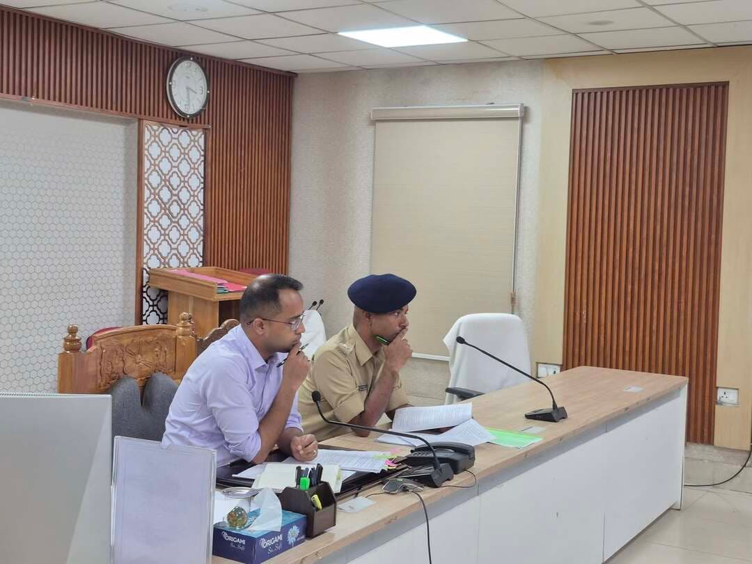 दुर्गा पूजा एवं रावण वध को लेकर जिला प्रशासन सजग, सभी पूजा पंडालों में लाइसेंस, अग्नि सुरक्षा एवं विधि-व्यवस्था के पुख्ता इंतजाम सुनिश्चित करने का निर्देश
===================
दिनांक: 09 अक्टूबर, 2026
===================
आगामी दुर्गा पूजा, रावण वध एवं प्रतिमा विसर्जन के दौरान विधि-व्यवस्था, श्रद्धालुओं की सुरक्षा एवं जनसुविधाओं को सुनिश्चित करने के उद्देश्य से आज जिला समाहरणालय सभागार में जिला पदाधिकारी, सारण श्री वैभव श्रीवास्तव की अध्यक्षता में समीक्षा बैठक आयोजित की गई। समीक्षा बैठक के तत्काल पूर्व जिले की शांति समिति तथा रावण वध आयोजन समिति के सदस्यों के साथ बैठक आयोजित की गई थी। जिसमें सदस्यों ने अपनी बातें रखी थी तथा कुछ प्रस्ताव भी किए थे।शांति समिति की बैठक में प्राप्त सुझावों, प्रस्तावों एवं समस्याओं पर विस्तार से चर्चा की गई। जिला स्तरीय पदाधिकारी एवं शांति समिति के सदस्य प्रत्यक्ष रूप से, जबकि अनुमंडल एवं प्रखंड स्तरीय पदाधिकारी तथा शांति समिति के सदस्य हाइब्रिड मोड में शामिल हुए। बैठक में पूजा समितियों, रावण वध आयोजन समिति एवं अन्य संबंधित समितियों के सुझावों और फीडबैक को गंभीरता से सुना गया।
शांति समिति के सदस्यों ने खुले विद्युत तार, पंडालों एवं जुलूस मार्गों पर समुचित बैरिकेडिंग, पर्याप्त रोशनी, सड़क के गड्ढों की मरम्मत तथा पर्याप्त पुलिस बल की तैनाती से संबंधित समस्याएं रखीं। जिला पदाधिकारी ने सभी संबंधित पदाधिकारियों को इन समस्याओं का समयबद्ध निराकरण सुनिश्चित करने का निर्देश दिया। शांति समिति के सदस्यों के साथ बैठक के उपरांत विधि व्यवस्था संबंधी समीक्षा बैठक में सबसे पहले वरीय पुलिस अधीक्षक श्री रोशन कुमार ने सुरक्षा व्यवस्था को लेकर निर्देश दिया कि जिले में स्थापित होने वाली सभी छोटी-बड़ी प्रतिमाओं एवं पूजा पंडालों का शत-प्रतिशत लाइसेंस निर्गत किया जाए। लाइसेंस देने से पूर्व पूजा समिति के पदाधिकारियों एवं संबंधित सदस्यों का भौतिक सत्यापन तथा पहचान सुनिश्चित की जाए। सभी पूजा पंडालों में एक रजिस्टर संधारित किया जाए, जिसमें प्रत्येक दो घंटे पर थाना गश्ती दल के पुलिसकर्मी तथा पूजा समिति के प्रतिनिधि हस्ताक्षर करेंगे। इससे पंडालों में नियमित पुलिस गश्ती एवं सुरक्षा निगरानी सुनिश्चित की जा सकेगी।
उन्होंने भीड़ के अनुपात में महिला पुलिसकर्मियों की प्रतिनियुक्ति, महिलाओं एवं पुरुषों के लिए अलग-अलग कतारों की व्यवस्था, सीसीटीवी कैमरे लगाने तथा नियंत्रण कक्ष में माइकिंग की समुचित व्यवस्था सुनिश्चित करने का निर्देश दिया। अधिक भीड़ वाले पंडालों में मजबूत एवं व्यवस्थित बैरिकेडिंग कराने तथा स्कूटी एवं बाइक से पुलिस गश्ती सुनिश्चित करने पर भी जोर दिया गया।
जिला पदाधिकारी ने अपने संबोधन में कहा कि सभी प्रमुख पूजा पंडालों में पुलिस पदाधिकारी के साथ मजिस्ट्रेट की प्रतिनियुक्ति की जाएगी, ताकि सुरक्षा एवं विधि-व्यवस्था पर प्रभावी निगरानी रखी जा सके।
अग्नि सुरक्षा एवं विद्युत सुरक्षा सर्वोच्च प्राथमिकता पर
सभी पूजा पंडालों में अग्नि सुरक्षा एवं विद्युत सुरक्षा मानकों का कड़ाई से अनुपालन सुनिश्चित करने का निर्देश दिया गया। इसके तहत विद्युत विभाग से अनापत्ति प्रमाण-पत्र प्राप्त करना तथा कहीं भी खुली वायरिंग नहीं रहने देना अनिवार्य होगा। अग्निशमन पदाधिकारी एवं विद्युत विभाग के पदाधिकारी संयुक्त रूप से पंडालों का निरीक्षण कर सुरक्षा मानकों का अनुपालन सुनिश्चित करेंगे। शहरी एवं ग्रामीण क्षेत्रों के बड़े पंडालों में अग्नि सुरक्षा के सभी आवश्यक प्रबंध सुनिश्चित करने को कहा गया। भवन निर्माण विभाग को पंडालों एवं संबंधित संरचनाओं का भौतिक सत्यापन कर ठोसता संबंधी प्रमाण-पत्र देने तथा कमी पाए जाने पर उसका त्वरित निराकरण कराने का निर्देश दिया गया।
बैठक में अश्लील, उत्तेजक एवं आपत्तिजनक गानों के प्रयोग पर प्रतिबंध का सख्ती से अनुपालन कराने को कहा गया। सभी अंचल अधिकारियों एवं थाना प्रभारियों को को संयुक्त रूप से पूजा पंडालों का भौतिक सत्यापन करने तथा अनुमंडल पदाधिकारियों एवं संबंधित पुलिस पदाधिकारियों को बड़े पंडालों का विशेष निरीक्षण करने का निर्देश दिया गया। प्रतिमा स्थापना से लेकर पंडाल निर्माण एवं विसर्जन तक सभी गतिविधियों में निर्धारित नियमों एवं सुरक्षा मानकों का अनुपालन सुनिश्चित किया जाएगा।
सड़क, रोशनी एवं जनसुविधाओं की व्यवस्था दुरुस्त करने का निर्देश
नगर निगम, पथ निर्माण विभाग एवं संबंधित निर्माण एजेंसियों को पूजा पंडालों, जुलूस मार्गों एवं प्रमुख सड़कों पर गड्ढों की मरम्मत तथा पर्याप्त प्रकाश व्यवस्था सुनिश्चित करने को कहा गया। जुलूस मार्गों पर आवश्यकता के अनुसार अस्थायी लाइटिंग की व्यवस्था भी की जाएगी। संबंधित अभियंताओं को स्थलीय निरीक्षण कर समस्याओं का त्वरित समाधान करने का निर्देश दिया गया। डबल डेकर निर्माण से संबंधित शेष कमियों को पांच दिनों के भीतर दूर करने को भी कहा गया।
जिला पदाधिकारी ने जिले में प्रस्तावित लगभग 1,100 प्रतिमाओं के संबंध में सभी थाना प्रभारियों को समुचित दस्तावेजीकरण सुनिश्चित करने का निर्देश दिया। साथ ही, सभी अनुमंडल पदाधिकारियों को अपने-अपने क्षेत्रों में संभावित मेला स्थलों की पहचान कर आवश्यक अनुमति प्राप्त करने की प्रक्रिया सुनिश्चित करने को कहा गया।
बैठक में स्पष्ट किया गया कि दुर्गा पूजा एवं रावण वध के दौरान श्रद्धालुओं की सुरक्षा, विधि-व्यवस्था, यातायात प्रबंधन तथा आवश्यक नागरिक सुविधाओं को सुनिश्चित करने के लिए सभी संबंधित विभाग आपसी समन्वय के साथ कार्य करेंगे। सभी पदाधिकारियों को निर्देशों का समयबद्ध अनुपालन सुनिश्चित करने को कहा गया, ताकि पर्व शांतिपूर्ण, सुरक्षित एवं सौहार्दपूर्ण वातावरण में संपन्न हो सके।