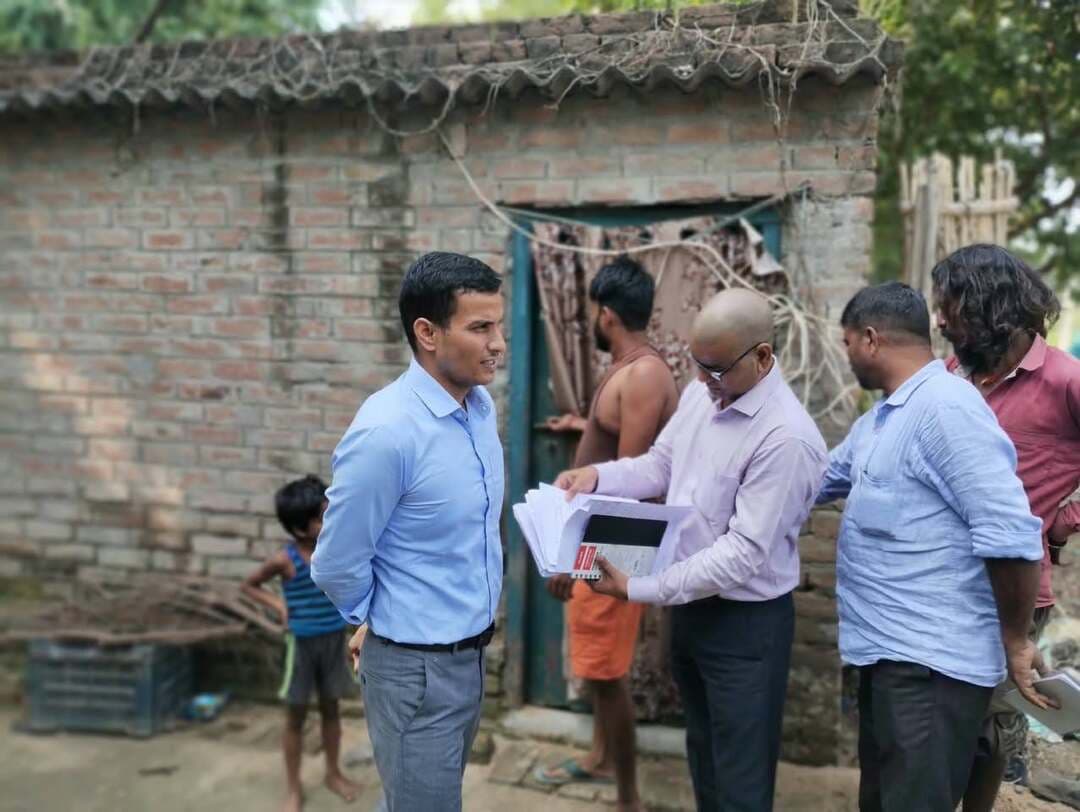 आज दिनांक 09/10/2026 को श्री लक्ष्मण तिवारी, उप विकास आयुक्त, सारण के कार्यालय प्रकोष्ठ में आयोजित जन साक्षात्कार कार्यक्रम के दौरान मशरक प्रखंड अंतर्गत ग्राम पंचायत कर्ण कुदरिया के सिसई ग्राम की महिला लाभुकों द्वारा आवेदन पत्र समर्पित करते हुए यह शिकायत दर्ज कराई गई कि प्रधानमंत्री आवास योजना (ग्रामीण) के अंतर्गत सर्वे के समय उनका नाम सूची में जोड़ा गया था, जिसे बाद में सूची से विलोपित (हटा) दिया गया है।
मामले की गंभीरता को देखते हुए संबंधित शिकायतकर्ताओं की उपस्थिति में उनके आवासों का भौतिक सत्यापन एवं निरीक्षण किया गया।
निरीक्षण के क्रम में पाई गई अनियमितताओं एवं त्रुटियों के लिए - प्रखंड विकास पदाधिकारी, मशरक, ग्रामीण आवास पर्यवेक्षक, प्रखंड - मशरक
पंचायत सचिव /ग्रामीण आवास सहायक, ग्राम पंचायत - कर्ण कुदरिया, प्रखंड - मशरक से कारण पृच्छा (Show Cause) करते हुए सभी संबंधित अधिकारियों/कर्मियों को 24 घंटे के भीतर अपना स्पष्टीकरण समर्पित करने का निदेश दिया गया है। साथ ही प्राप्त स्पष्टीकरण की सम्यक समीक्षा उपरांत नियमानुसार अग्रतर विधि सम्मत एवं अनुशासनात्मक कार्रवाई करने का निदेश दिया गया।