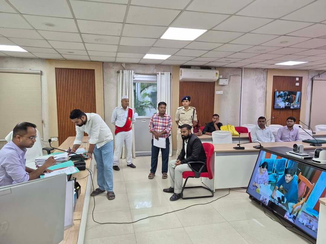 जिला पदाधिकारी के द्वारा लोक शिकायत के 16 मामलों की सुनवाई करते हुए समाधान किया गया
-------------------------------
बिहार लोक शिकायत निवारण अधिकार अधिनियम- 2015 का सफल क्रियान्वयन प्रशासन की सर्वाेच्च प्राथमिकता; सभी पदाधिकारी इसके लिए सजग, संवेदनशील तथा सक्रिय रहेंः जिला पदाधिकारी
-------------------------------
सारण, छपरा
09 अक्टूबर, 2026
-------------------------------
जिलाधिकारी, सारण श्री वैभव श्रीवास्तव के द्वारा आज कार्यालय कक्ष में बिहार लोक शिकायत निवारण अधिकार अधिनियम, 2015 के तहत द्वितीय अपील में शिकायतों की सुनवाई की गई और शिकायत का निवारण किया गया।
जिला पदाधिकारी द्वारा आज लोक शिकायत के कुल 16 मामलों की सुनवाई की गई जिसमें 03 मामले में अंतिम रूप से आदेश पारित किया गया तथा शेष 13 मामले में पूर्ण प्रतिवेदन के साथ अगली तिथि पर लोक प्राधिकार को उपस्थित होने का निर्देश दिया गया।
जिला पदाधिकारी वैभव श्रीवास्तव ने कहा कि लोक शिकायतों का ससमय तथा गुणवत्तापूर्ण निवारण अत्यावश्यक है। लोक प्राधिकारों को तत्परता प्रदर्शित करनी होगी। उन्होंने कहा कि बिहार लोक शिकायत निवारण अधिकार अधिनियम, 2015 का सफल क्रियान्वयन प्रशासन की सर्वाेच्च प्राथमिकता है। सभी पदाधिकारी इसके लिए सजग, संवेदनशील तथा सक्रिय रहें।