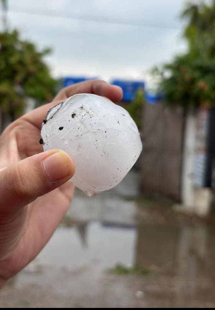 हरिद्वार में भारी ओलावृष्टि से मचा हड़कंप, कई वाहनों के शीशे टूटे, हुआ भारी नुकसान
हरिद्वार। शुक्रवार को हरिद्वार जिले में बारिश के साथ हुई भारी ओलावृष्टि से कई जगह नुकसान की खबर है। तेज ओले गिरने से कई वाहनों के शीशे टूट गए, जिससे वाहन स्वामियों को नुकसान उठाना पड़ा। अचानक बदले मौसम ने लोगों को हैरान कर दिया। ओलावृष्टि के चलते जनजीवन भी प्रभावित हुआ।
Haridwar Stambh Vasudev