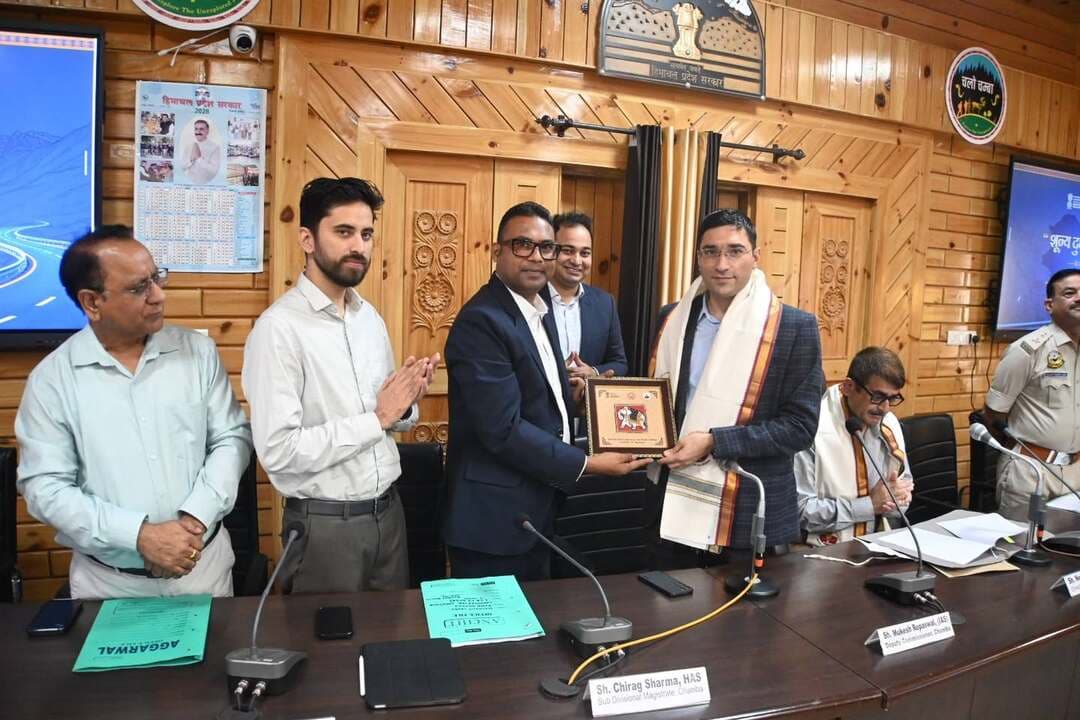 चंबा में ‘शून्य दुर्घटना दिवस की ओर’ कार्यक्रम का शुभारंभ, आंकड़ों के आधार पर बनेगी सड़क सुरक्षा कार्ययोजना
परिवहन निदेशक नीरज कुमार बोले—पहाड़ी सड़कों पर दुर्घटनाओं की रोकथाम के लिए वैज्ञानिक विश्लेषण और आधुनिक तकनीक का होगा उपयोग
चंबा, 9 अक्तूबर। हिमाचल प्रदेश के परिवहन निदेशक नीरज कुमार ने शुक्रवार को बचत भवन चंबा में ‘शून्य दुर्घटना दिवस की ओर’ कार्यक्रम का शुभारंभ किया। सड़क सुरक्षा उत्कृष्टता केंद्र, भारतीय प्रौद्योगिकी संस्थान (आईआईटी) मद्रास और जिला प्रशासन चंबा के संयुक्त तत्वावधान में शुरू की गई इस पहल के तहत जिले में सड़क दुर्घटनाओं की रोकथाम के लिए वैज्ञानिक विश्लेषण और स्थानीय परिस्थितियों के अनुरूप प्रभावी उपाय किए जाएंगे।
परिवहन निदेशक नीरज कुमार ने कहा कि पहाड़ी क्षेत्रों में सड़क दुर्घटनाओं पर अंकुश लगाने के लिए आधुनिक तकनीक, वैज्ञानिक विश्लेषण और दुर्घटनाओं से संबंधित आंकड़ों का प्रभावी उपयोग आवश्यक है। स्थानीय भौगोलिक परिस्थितियों को ध्यान में रखते हुए दुर्घटना संभावित स्थलों की पहचान कर योजनाबद्ध तरीके से सुधारात्मक कदम उठाए जाने चाहिए।
उन्होंने कहा कि सड़क सुरक्षा सुनिश्चित करना किसी एक विभाग की जिम्मेदारी नहीं, बल्कि सभी संबंधित विभागों और आमजन का सामूहिक दायित्व है। पुलिस, परिवहन, लोक निर्माण और स्वास्थ्य विभाग के बीच बेहतर समन्वय स्थापित कर दुर्घटनाओं में कमी लाने के प्रभावी परिणाम हासिल किए जा सकते हैं।
उन्होंने बताया कि आंकड़ों पर आधारित और सामुदायिक सहभागिता से संचालित यह पहल आगामी दो माह के दौरान पूरे चंबा जिले में लागू की जाएगी। इसके तहत स्थानीय दुर्घटना आंकड़ों और जमीनी परिस्थितियों का विश्लेषण कर दुर्घटना संभावित सड़क खंडों की पहचान की जाएगी। इसके बाद आवश्यक सुधारात्मक उपायों को प्राथमिकता देते हुए कार्ययोजना तैयार की जाएगी।
उपायुक्त ने भी दिया समन्वित प्रयासों पर जोर
उपायुक्त मुकेश रेपसवाल ने कहा कि जिला प्रशासन संबंधित विभागों के सहयोग से आंकड़ों पर आधारित कार्ययोजना तैयार करेगा। दुर्घटना संभावित स्थलों की पहचान कर वहां आवश्यक सुधार किए जाएंगे। उन्होंने कहा कि वैज्ञानिक विश्लेषण और लक्षित उपायों के माध्यम से सड़क हादसों में कमी लाने तथा लोगों के जीवन की सुरक्षा सुनिश्चित करने के लिए समन्वित प्रयास किए जाएंगे।
पुलिस अधीक्षक विजय सकलानी ने कहा कि सड़क दुर्घटनाओं की रोकथाम के लिए यातायात नियमों का पालन, आमजन में जागरूकता और नियमों का उल्लंघन करने वालों के विरुद्ध प्रभावी कार्रवाई आवश्यक है। उन्होंने लोगों से सुरक्षित एवं जिम्मेदार यातायात व्यवहार अपनाने का आह्वान किया।
दुर्घटना संभावित सड़क खंडों की होगी पहचान
कार्यक्रम के दौरान सड़क सुरक्षा उत्कृष्टता केंद्र के मुख्य परिचालन अधिकारी अतुल सिंह, प्रधान परियोजना अधिकारी पंकज मेहरा और वरिष्ठ परियोजना अभियंता अभिषेक ठाकुर ने प्रस्तुति के माध्यम से कार्यक्रम के उद्देश्यों और कार्यप्रणाली की जानकारी दी।
उन्होंने बताया कि दुर्घटनाओं से संबंधित आंकड़ों और जमीनी साक्ष्यों के विश्लेषण के आधार पर दुर्घटना संभावित सड़क खंडों की पहचान की जाएगी। इसके बाद कम लागत वाले इंजीनियरिंग सुधारों, तकनीकी उपायों और अन्य आवश्यक हस्तक्षेपों के माध्यम से सड़क सुरक्षा व्यवस्था को बेहतर बनाने की दिशा में कार्य किया जाएगा।
उन्होंने कहा कि चंबा जैसे पहाड़ी जिले में तीखे मोड़, सीमित दृश्यता, बदलती मौसमी परिस्थितियां और आपातकालीन चिकित्सा सुविधाओं तक पहुंचने में लगने वाला समय सड़क सुरक्षा की प्रमुख चुनौतियां हैं। इन परिस्थितियों को ध्यान में रखते हुए दुर्घटना संभावित स्थलों में सुधार, सड़क सुरक्षा जागरूकता और सुरक्षित यातायात व्यवहार को बढ़ावा देने के लिए विशेष उपाय किए जाएंगे।
कई विभाग मिलकर करेंगे कार्य
इस पहल के तहत जिला प्रशासन, पुलिस, परिवहन, लोक निर्माण, स्वास्थ्य, शिक्षा और स्थानीय निकायों के बीच समन्वय स्थापित कर कार्ययोजना को प्रभावी ढंग से लागू किया जाएगा। कार्यक्रम का उद्देश्य वैज्ञानिक विश्लेषण और विभागीय सहभागिता के माध्यम से सड़क दुर्घटनाओं तथा उनसे होने वाली जनहानि में कमी लाना और जिले में सुरक्षित यातायात व्यवस्था को सुदृढ़ करना है।
इस अवसर पर एसडीएम चिराग शर्मा, मुख्य चिकित्सा अधिकारी डॉ. जालम सिंह भारद्वाज, जिला विकास अधिकारी तिबेंद्र चिनोरिया, उच्च शिक्षा उपनिदेशक विकास महाजन, उपमंडलीय प्रबंधक शुगल सिंह, जिला कार्यक्रम अधिकारी महिला एवं बाल विकास कमल किशोर शर्मा, जिला भाषा अधिकारी तुकेश शर्मा सहित विभिन्न विभागों के अधिकारी और गणमान्य व्यक्ति उपस्थित रहे।
#TribalLiveNews #ChambaNews #RoadSafety #NeerajKumar #ZeroAccident #HimachalPradesh #सड़क_सुरक्षा #चंबा_समाचार