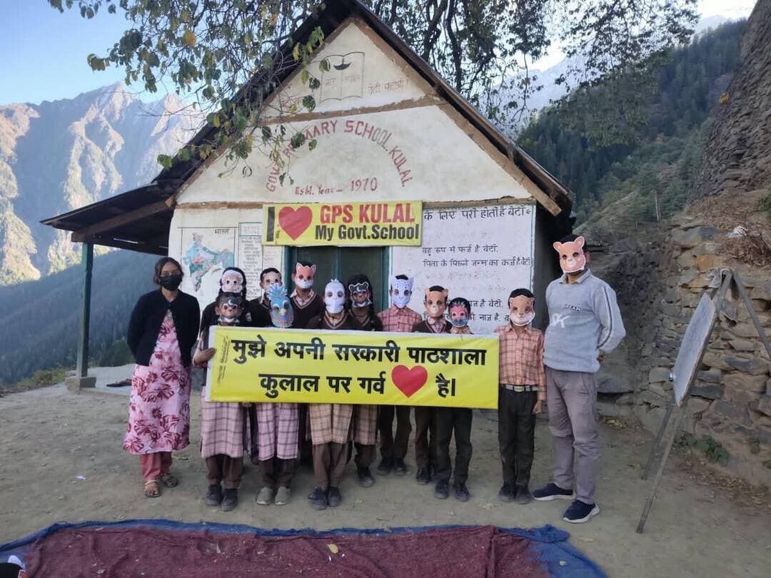 पांगी के राजकीय प्राथमिक पाठशाला कुलाल में वन्य जीव सप्ताह मनाया, बच्चों ने दिया संरक्षण का संदेश
मुखौटा प्रदर्शनी में 20 से अधिक वन्य जीवों की झलक, प्रश्नोत्तरी में भूरा भालू दल रहा प्रथम
पांगी, 9 अक्टूबर
जनजातीय क्षेत्र पांगी के दूरस्थ गांव कुलाल स्थित राजकीय प्राथमिक पाठशाला कुलाल में वन्य जीव सप्ताह (2 से 8 अक्टूबर) के उपलक्ष्य में जागरूकता कार्यक्रम आयोजित किया गया। कार्यक्रम का उद्देश्य विद्यार्थियों में वन्य जीवों के प्रति प्रेम, करुणा और संरक्षण की भावना विकसित करना तथा उन्हें जैव विविधता के महत्व से अवगत करवाना रहा।
विद्यालय के मुख्य अध्यापक सुरेन्द्र शर्मा ने विद्यार्थियों को जानकारी देते हुए बताया कि भारत में प्रतिवर्ष 2 से 8 अक्टूबर तक वन्य जीव सप्ताह मनाया जाता है। उन्होंने बच्चों को पांगी घाटी के सेचू-तुआन-नाला वन्य जीव अभयारण्य में पाए जाने वाले दुर्लभ वन्य जीवों और पक्षियों के बारे में विस्तार से बताया। इनमें हिम तेंदुआ, कस्तूरी मृग, भूरा भालू, हिमालयन मोनाल और जुजुराना (वेस्टर्न ट्रैगोपैन) प्रमुख रहे। साथ ही उन्होंने वन्य जीवों के सामने मौजूद खतरों और उनके संरक्षण की आवश्यकता पर भी प्रकाश डाला।
मुखौटा प्रदर्शनी बनी आकर्षण का केंद्र
कार्यक्रम का मुख्य आकर्षण वन्य जीव मुखौटा दिवस रहा। विद्यार्थियों ने हिम तेंदुआ, काला भालू, भूरा भालू, लोमड़ी, खरगोश, हिरण, बंदर, मोनाल, जुजुराना और उल्लू सहित 20 से अधिक प्रकार के वन्य जीवों एवं पक्षियों के रंग-बिरंगे मुखौटे पहनकर उनकी पहचान और विशेषताओं को जाना। इस गतिविधि के माध्यम से बच्चों ने रोचक तरीके से वन्य जीवों के प्रति जागरूकता का संदेश दिया।
प्रश्नोत्तरी प्रतियोगिता में चार दलों ने लिया भाग
इसके बाद विद्यार्थियों के बीच वन्य जीव संरक्षण पर आधारित प्रश्नोत्तरी प्रतियोगिता करवाई गई। बच्चों को चार दलों में विभाजित किया गया, जिनके नाम मोनाल दल, हिम तेंदुआ दल, भूरा भालू दल और जुजुराना दल रखे गए।
प्रतियोगिता में वन्य जीवों के भोजन, आवास, राज्य पशु-पक्षी और संरक्षण के उपायों से संबंधित प्रश्न पूछे गए। विद्यार्थियों ने पूरे उत्साह और आत्मविश्वास के साथ प्रतियोगिता में भाग लिया।
प्रतियोगिता के परिणाम:
- प्रथम स्थान: भूरा भालू दल
- द्वितीय स्थान: जुजुराना दल एवं हिम तेंदुआ दल (संयुक्त)
- तृतीय स्थान: मोनाल दल
इस अवसर पर विद्यालय के अध्यापक लोचूराम, केहर सिंह, अभिषेक शर्मा तथा प्रशिक्षु शिक्षिका सुश्री अंजलि शर्मा विशेष रूप से उपस्थित रहे।
कार्यक्रम के समापन पर मुख्य अध्यापक सुरेन्द्र शर्मा ने सभी विद्यार्थियों को वन्य जीवों की रक्षा करने और अधिक से अधिक पेड़ लगाने की शपथ दिलाई। कार्यक्रम के माध्यम से बच्चों को प्रकृति, वन्य जीवों और पर्यावरण संरक्षण के प्रति अपनी जिम्मेदारी निभाने का संदेश दिया गया।
Tribal Live News