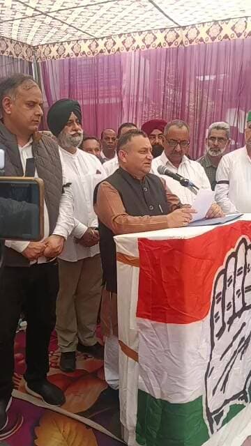 कांग्रेस अध्यक्ष विनय कुमार अपने संबोधन के बाद कार्यकर्ताओं के साथ पांवटा में सड़क पर उतरे
#कांग्रेस