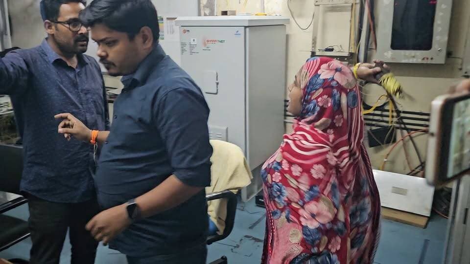 স্বামীকে মার*ধর মেনে নিতে পারলেন না স্ত্রী জুতো খুলে অফিসার কে ছুঁড়লেন
রামপুরহাটে এমন কান্ড তে হতবাক সকলে ভিডিওটা দেখুন পুরোটা
রামপুরহাট বিএসএনএল অফিসে কর্মীদের মধ্যে সংঘর্ষ, সহকর্মীকে ঝাঁটা-জুতোপেটা অসুস্থ কর্মীর পরিবারের।
শুক্রবার রামপুরহাটের বিএসএনএল অফিসে সহকর্মীদের অভ্যন্তরীণ বিবাদের জেরে চরম উত্তেজনা ছড়াল। অসুস্থ এক কর্মীকে মারধরের অভিযোগ তুলে অভিযুক্ত কর্মীকে ঝাঁটা ও জুতোপেটা করলেন আক্রান্তের স্ত্রী ও পরিবারের সদস্যরা।
ঘটনার সূত্রপাত অফিসের দুই কর্মী টিংকু কুমার সাউ এবং আসিফ খানের মধ্যে বচসাকে কেন্দ্র করে। অভিযোগ, সম্প্রতি অস্ত্রোপচার হওয়া অসুস্থ কর্মী আসিফ খানকে প্রথমে মারধর করেন টিংকু কুমার সাউ। এই খবর পৌঁছতেই আসিফ খানের স্ত্রী ও শ্বশুরমশাই অফিসে ছুটে আসেন। অসুস্থ স্বামীকে মারধর করার অভিযোগে ক্ষোভে ফেটে পড়ে আসিফ খানের স্ত্রী ঝাঁটা ও জুতো দিয়ে টিংকু কুমার সাউকে মারধর করেন বলে অভিযোগ।
ঘটনাকে কেন্দ্র করে অফিস চত্বরে তুমুল শোরগোল ও বিশৃঙ্খলার সৃষ্টি হয়। খবর পেয়ে দ্রুত ঘটনাস্থলে পৌঁছায় রামপুরহাট থানার পুলিশ এবং পরিস্থিতি নিয়ন্ত্রণে আনে। এই ঘটনায় দুই পক্ষের পাল্টাপাল্টি অভিযোগ উঠেছে। বিষয়টি খতিয়ে দেখে যথাযথ পদক্ষেপ নেওয়ার আশ্বাস দিয়েছে বিএসএনএল কর্তৃপক্ষ ও পুলিশ।