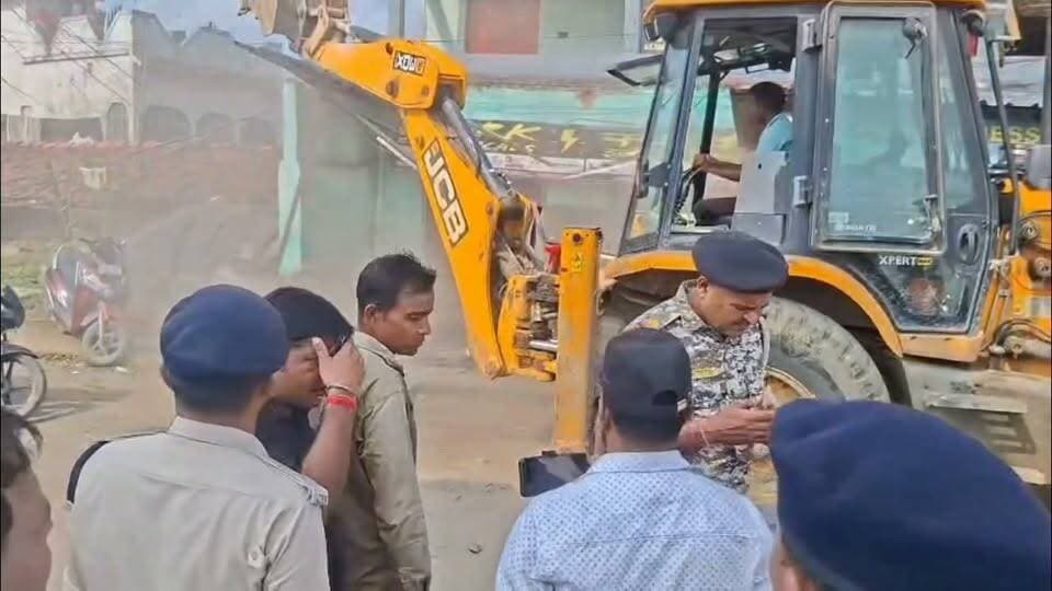 गोविंदपुर को जाम से राहत दिलाने के लिए सड़क पर उतरे उपायुक्त-एसएसपी, अतिक्रमण पर चला बुलडोजर उपायुक्त एवं एसएसपी ने खुद संभाली कमान, सड़क पर अवैध कब्जे के खिलाफ की गई सख्त कार्रवाई