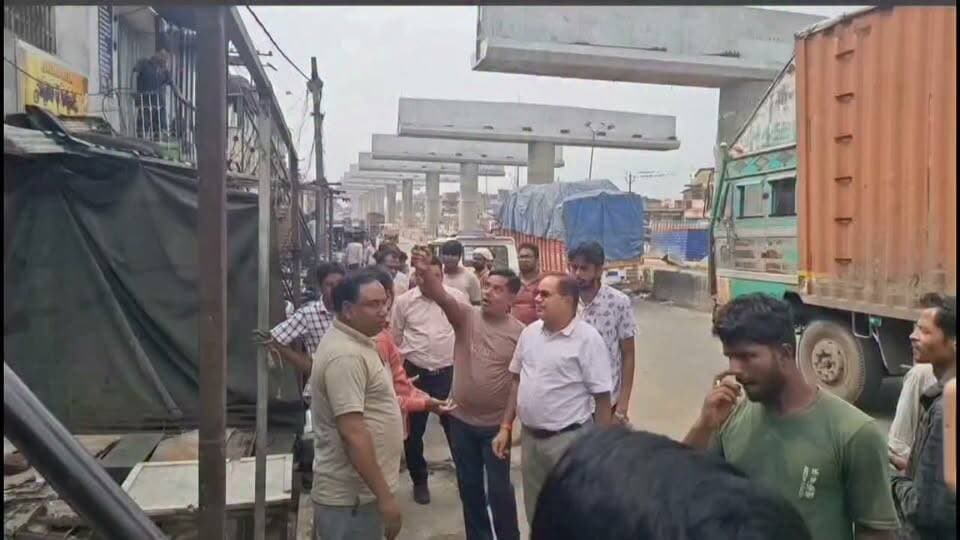 गोविंदपुर में अतिक्रमण के खिलाफ प्रशासन का बड़ा अभियान, दुर्गा पूजा से पहले जाम से राहत दिलाने की है पूरी तैयारी एलिवेटेड फ्लाईओवर निर्माण के कारण संकरी हुई सड़क, अवैध दुकानों और अनधिकृत निर्माण से बढ़ रही परेशानी
