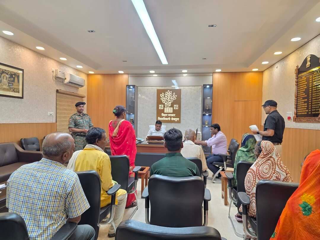 समाहरणालय,शेखपुरा
(जन सम्पर्क शाखा)
प्रेस विज्ञप्ति 628, दिनांक 09.10.2026
*****************************
*'सबका सम्मान, जीवन आसान' कार्यक्रम में डीएम ने सुनीं जन समस्याएं, आवेदनों के त्वरित निष्पादन के दिए निर्देश*
*****************************
आज दिनांक 09 अक्टूबर 2026 को श्री शेखर आनंद, जिला पदाधिकारी शेखपुरा की अध्यक्षता में अपने कार्यालय प्रकोष्ठ में 'सबका सम्मान, जीवन आसान' कार्यक्रम का आयोजन किया गया। इस कार्यक्रम में जिले के दूर-दराज क्षेत्रों से आए फरियादियों ने अपनी समस्याओं को लेकर जिला पदाधिकारी महोदय के समक्ष रखी। आज के इस कार्यक्रम में कुल 69 आवेदन प्राप्त हुए। जिनमें प्रधानमंत्री आवास योजना में योग्य लाभुकों को पुनः नाम जोड़ने, पेयजल की आपूर्ति कराने, जमीन में हिस्सा दिलाने, स्नातक का मूल प्रमाण पत्र दिलाने, नली गली निर्माण कराने, माता का भरण पोषण करवाने, राशन कार्ड बनवाने, नाबालिग बच्चों को पठन पाठन, कार्य हेतु सहयोग राशि का लाभ दिलाने, घाटकोसुम्भा प्रखंड अंतर्गत बाढ़ पीड़ितों को लाभ दिलाने, वंशावली निर्गत कराने, 11 केवी तार हटाने, बिजली मीटर अधिष्ठपित कराने, नल जल ऑपरेटरों का मानदेय दिलाने, विद्यालय मरमती कराने, पेयजल की आपूर्ति कराने, जमीन नामांतरण कराने, प्राथमिकी दर्ज कराने, वास हेतु पर्चा दिलाने, खाता खसरा रकवा सुधार कराने, जमीन बंटवारा कराने, बंद बैंक खाता को चालू कराने, सार्वजनिक चापाकल को अतिक्रमण से मुक्ति दिलाने, झाड़ू पोछा कार्य हेतु रखने, रुदासी तालाब को अतिक्रमणकारियों से मुक्ति दिलाने, मारपीट और गाली गलोज से मुक्ति दिलाने, वाहन दुर्घटना का मुआवजा दिलाने, आदि से संबंधित मामले प्राप्त हुआ।
जिला पदाधिकारी महोदय ने स्वयं प्रत्येक फरियादी को अपने पास बुलाकर उनकी समस्याओं को ध्यानपूर्वक सुना। आवेदनों की गंभीरता को देखते हुए जिला पदाधिकारी महोदय ने मौके पर ही संबंधित विभागों के पदाधिकारियों को निर्देशित कर इन मामलों की निष्पक्ष जांच करने और गुणवत्तापूर्ण निष्पादन सुनिश्चित करने का आदेश दिया। उन्होंने कहा कि जनसुनवाई के दौरान जिला पदाधिकारी महोदय ने स्पष्ट निर्देश दिए कि जनता की समस्याओं का समाधान करना प्रशासन की सर्वोच्च प्राथमिकता है। उन्होंने अधिकारियों को सख्त निर्देश देते हुए कहा कि
"जो भी आवेदन प्राप्त हुए हैं, उनका निष्पादन निर्धारित समयसीमा के भीतर गुणवत्तापूर्ण निष्पादित कराना अनिवार्य रूप से सुनिश्चित किया जाए। किसी भी परिवादी को अपने काम के लिए बार-बार कार्यालय के चक्कर न काटने पड़ें,"
इस अवसर पर जिला लोक शिकायत निवारण पदाधिकारी सह जिला जनता दरबार प्रभारी पदाधिकारी श्री धर्मेंद्र कुमार सहित अन्य संबंधित कर्मी आदि उपस्थित रहे।
*डी॰पी॰आर॰ओ॰,*
*शेखपुरा।*
Information & Public Relations Department, Government of Bihar
CMO Bihar
