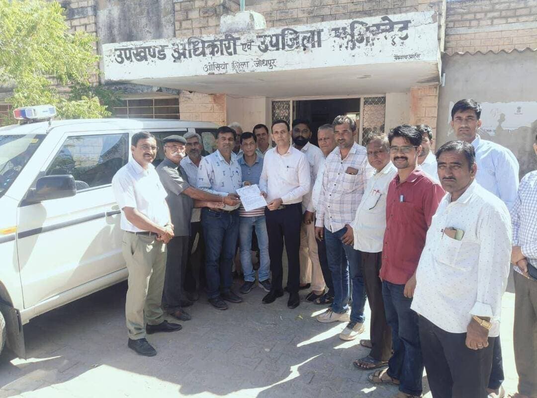 प्रगणकों को भी मिले निर्वाचन कार्य का मानदेय, महासंघ ने सौंपा ज्ञापन
ओसियां। निर्वाचन कार्य में लगे प्रगणकों को मानदेय एवं भत्ता देने की मांग को लेकर अखिल भारतीय राष्ट्रीय शैक्षिक महासंघ विद्यालय शिक्षा ओसियां ने शुक्रवार को उपखंड अधिकारी रामनिवास मेहता को राज्य निर्वाचन आयोग एवं जिला निर्वाचन अधिकारी (जिला कलेक्टर) के नाम ज्ञापन सौंपा। ज्ञापन खंड अध्यक्ष प्रेम प्रकाश प्रजापत के नेतृत्व में सौंपा गया।
खंड मंत्री चुतराराम चौधरी ने बताया कि निर्वाचन कार्य में लगे बीएलओ और मतदान दलों में शामिल कार्मिकों को मानदेय एवं भत्ता दिया जाता है, जबकि पंचायत चुनाव के दौरान प्रगणक भी महत्वपूर्ण जिम्मेदारी निभाते हैं। प्रगणकों द्वारा मतदाता सूची में नाम जोड़ने, संशोधन करने और नाम हटाने सहित निर्वाचन संबंधी कार्य किए जाते हैं। मतदान दिवस पर भी वे पूरे दिन अपनी सेवाएं देते हैं। इसके बावजूद उन्हें किसी प्रकार का मानदेय या भत्ता नहीं दिया जाना अनुचित है।
उन्होंने मांग की कि मतदान दलों के कार्मिकों की तर्ज पर प्रगणकों को भी निर्वाचन कार्य के लिए उचित मानदेय दिया जाए।
महासंघ के वरिष्ठ उपाध्यक्ष विक्रम सिंह भाटी ने जनगणना कार्य में नियुक्त प्रगणकों के प्रथम चरण के कार्य का मानदेय अब तक जमा नहीं होने का मुद्दा उठाया। उन्होंने संबंधित कार्मिकों का बकाया मानदेय जल्द से जल्द जारी करने की मांग की।
मीडिया सह प्रभारी पंकज कुमार ने बताया कि इस दौरान गोपाल भाटी, कुंभाराम जाखड़, गुलाबाराम मेघवाल, मुकेश कुड़ी, गेन सिंह राजपुरोहित, लिखमाराम, अनुसिंह, भोजराज सिंह, भोमाराम, पदम सिंह, सुशील सांखला, किशन सोलंकी, चम्पालाल सुथार, प्रमिल कुमार, अंबालाल मीना, भगाराम गोदारा, अजय चौधरी, रामविलास विश्नोई, आदुराम, खुशाल सेन, भेरूलाल पंचारिया और गोपीचंद सहित अनेक प्रगणक एवं शिक्षक उपस्थित रहे।
