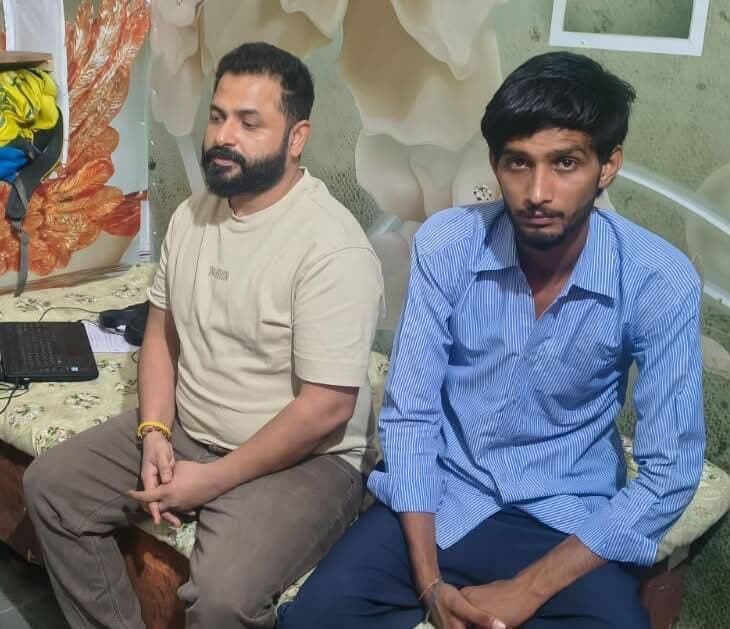 एसीबी की टीम ने चिकित्सक व दलाल को ₹35हजार की रिश्वत के साथ पकड़ा।
दैनिक वीरधरा राजस्थान। श्री श्रद्धा ओम त्रिवेदी।
सवाईमाधोपुर।नदबई जिला चिकित्सालय में मारपीट की एलएलसी में हार्ड धारा लगाने का झांसा देते हुए 35 हजार रिश्वत राशि मांगने पर धौलपुर एसीबी टीम ने कार्रवाई करते हुए जिला चिकित्सालय में कार्यरत वरिष्ठ चिकित्सक डॉं शशीकांत शर्मा व दलाल त्रिलोक शर्मा उर्फ चीनू को रंगे हाथ दबोच लिया। कार्रवाई दौरान एसीबी टीम ने चिकित्सालय परिसर से दलाल त्रिलोक शर्मा व सरकारी आवास से डॉ शशिकांत शर्मा को हिरासत में लिया। बाद में थाना परिसर में कार्रवाई दौरान दलाल की जेब से 35 हजार रिश्वत राशि जब्त होने पर धौलपुर एसीबी टीम ने आरोपी चिकित्सक व दलाल को गिरफ्तार किया गया। इस दौरान एसीबी टीम ने जिला चिकित्सालय परिसर में स्थित आरोपी चिकित्सक के सरकारी आवास व जयपुर मानसरोवर में स्थित आवास पर भी जांच पड़ताल की।
विभागीय सूत्रों की मानें तो नदबई क्षेत्र के गांव पिपरऊ निवासी शिवसिंह पुत्र प्यारेलाल ने मारपीट मामले की एमएलसी में दर्ज चोट पर उच्च धारा लगाने की एवज में चिकित्सक की ओर से पहले 50 हजार व बाद में 35 हजार की रिश्वत मांगने का आरोप लगाते हुए परिवाद दिया। पीड़ित की शिकायत पर सत्यापन दौरान रिश्वत मांगना साबित होने पर एसीबी टीम ने 35 हजार रुपए के साथ पीड़ित को जिला चिकित्सालय भेजा। जिला चिकित्सालय परिसर में दलाल त्रिलोक शर्मा उर्फ चीनू ने पीडि़त से 35 हजार की रिश्वत लेते हुए जेब में रखी। इसी दौरान उपअधीक्षक प्रेमचंद मीणा के नेतृत्व में धौलपुर एसीबी टीम ने कार्रवाई करते हुए दलाल त्रिलोक शर्मा को जिला चिकित्सालय परिसर व डॉ शशिकांत शर्मा को सरकारी आवास से हिरासत में लिया। बाद में नदबई पुलिस थाना परिसर में जांच पड़ताल दौरान दलाल की जेब से 35 हजार की रिश्वत राशि बरामद करते हुए आरोपी चिकित्सक व दलाल को गिरफ्तार किया।
रिश्वत में लिए पांच सौ के 70 नोट:
विभागीय सूत्रों की मानें तो पीडि़त ने दलाल को रिश्वत में पांच-पांच सौ के 70 नोट 35 हजार दिए। रिश्वत राशि लेने के बाद एसीबी टीम ने जेब में रखे सभी 70 नोट बरामद किए। वहीं, थाना परिसर में कार्रवाई दौरान हाथ धुलवाएं तो आरोपी दलाल के हाथ लाल हो गए। बाद में एसीबी टीम ने रिश्वत राशि में लिए सभी पांच-पांच सौ के नोट को जब्त कर आरोपियों को गिरफ्तार किया।