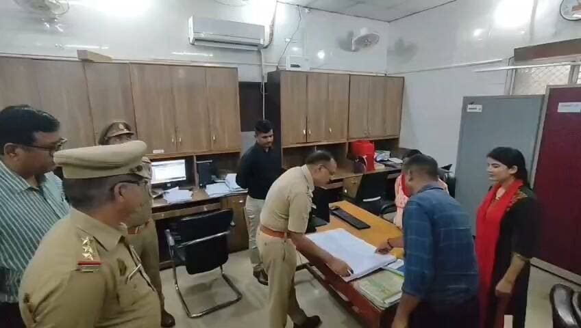नवागत एसपी विनय कुमार सिंह ने पुलिस कार्यालय का किया औचक निरीक्षण, अधिकारियों को दिए आवश्यक निर्देश
गाजीपुर। नवागत पुलिस अधीक्षक आईपीएस विनय कुमार सिंह ने शुक्रवार को पुलिस कार्यालय परिसर का औचक निरीक्षण कर विभिन्न शाखाओं की कार्यप्रणाली का जायजा लिया। इस दौरान उन्होंने संबंधित शाखा प्रभारियों से लंबित फाइलों, जनशिकायतों और उनके निस्तारण की स्थिति की जानकारी ली।
पुलिस अधीक्षक ने पुलिस कार्यालय स्थित आईजीआरएस सेल, शिकायत प्रकोष्ठ, आंकिक शाखा, एलआईयू (स्थानीय अभिसूचना इकाई), साइबर सेल समेत विभिन्न शाखाओं का निरीक्षण किया। उन्होंने कार्यालय में संचालित कार्यों की समीक्षा करते हुए अभिलेखों के रखरखाव और लंबित मामलों की स्थिति को परखा।
निरीक्षण के दौरान एसपी ने निर्देश दिया कि आईजीआरएस पोर्टल एवं अन्य माध्यमों से प्राप्त जनशिकायतों का प्राथमिकता के आधार पर गुणवत्तापूर्ण और समयबद्ध निस्तारण सुनिश्चित किया जाए। उन्होंने कार्यालय में सभी अभिलेखों को सुव्यवस्थित रखने तथा परिसर में साफ-सफाई बनाए रखने पर भी जोर दिया।
पुलिस अधीक्षक ने कहा कि पुलिस कार्यालय में अपनी समस्याएं लेकर आने वाले फरियादियों और आम नागरिकों के साथ शालीन एवं सहयोगात्मक व्यवहार किया जाए। जनता की समस्याओं के समाधान में किसी प्रकार की लापरवाही न बरती जाए, ताकि पुलिस के प्रति आमजन का विश्वास और मजबूत हो सके।
निरीक्षण के दौरान उन्होंने संबंधित अधिकारियों एवं कर्मचारियों को कार्यप्रणाली में पारदर्शिता बनाए रखने तथा अपने दायित्वों का निर्वहन पूरी जिम्मेदारी के साथ करने के आवश्यक निर्देश दिए।