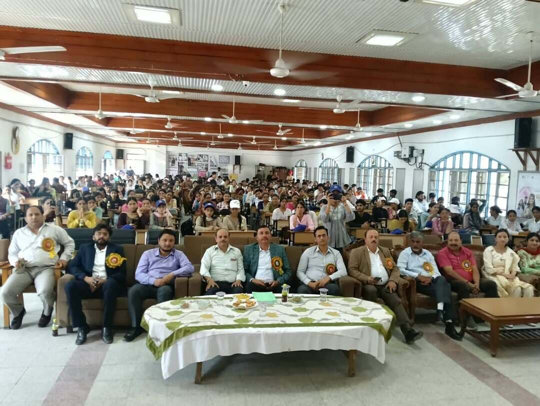राजकीय महाविद्यालय चम्बा की *राष्ट्रीय सेवा योजना (एनएसएस)* इकाई द्वारा *केन्द्रीय युव मामले एवं खेल मंत्रालय एवं क्षेत्रीय निदेशालय एन एस एस चंडीगढ़* के आदेश एवं दिशानिर्देशानुसार *नशा मुक्त भारत अभियान – विकसित युवा के अंतर्गत 100वें सप्ताह* के *संकल्प अभियान* के तहत *युवा संवाद मेले* का आयोजन किया गया। कार्यक्रम का उद्देश्य युवाओं को नशे के दुष्प्रभावों के प्रति जागरूक करना तथा उन्हें स्वस्थ, अनुशासित और सकारात्मक जीवनशैली अपनाने के लिए प्रेरित करना था।
कार्यक्रम में राजकीय महाविद्यालय चम्बा के पूर्व एवं सेवानिवृत्त प्राचार्य *डॉ. मदन लाल गुलेरिया* ने मुख्य अतिथि के रूप में शिरकत की। इस अवसर पर जिला कार्यक्रम अधिकारी *डॉ. करण हितेषी* तथा पुलिस थाना चम्बा के प्रभारी एसएचओ *श्री रमन चौधरी* स्रोत व्यक्ति एवं मुख्य वक्ता के रूप में उपस्थित रहे। इनके अतिरिक्त शिक्षाविद एवं उत्कृष्ट शिक्षक गौरव सम्मान से सम्मानित *श्री जितेश्वर सूर्या, शिक्षाविद एवं रचनाकार श्री अनूप राही, राजकीय महाविद्यालय चम्बा के प्राचार्य प्रो. राकेश राठौर, डॉ. चमन सिंह, मेरा युवा भारत के जिला युवा अधिकारी श्री राहुल गर्ग, जिला खेल अधिकारी श्री रूपेश कुमार, राष्ट्रीय स्तर के हॉकी खिलाड़ी श्री जितेंद्र कुमार, राजकीय महाविद्यालय तेलका के प्राचार्य डॉ. वीरेन्द्र सिंह, डॉ. सुमित तथा एनएसएस कार्यक्रम अधिकारी प्रो. संतोष देवी* विशिष्ट अतिथि के रूप में उपस्थित रहे।
अपने संबोधन में डॉ. करण हितेषी ने युवाओं को नशे के दुष्प्रभावों के प्रति जागरूक करते हुए कहा कि अपने संबोधन में जिला कार्यक्रम अधिकारी डॉ. करण हितेषी ने कहा कि युवाओं को नशे के दुष्प्रभावों के प्रति जागरूक करना वर्तमान समय की महत्त्वपूर्ण आवश्यकता है। युवा किसी भी राष्ट्र की सबसे बड़ी शक्ति और उसकी प्रगति के आधार होते हैं। यदि युवाशक्ति स्वस्थ, शिक्षित, अनुशासित और सकारात्मक विचारों से परिपूर्ण होगी, तभी देश विकास के नए आयाम स्थापित कर सकेगा। उन्होंने कहा कि नशे की प्रवृत्ति न केवल व्यक्ति के शारीरिक एवं मानसिक स्वास्थ्य को प्रभावित करती है, बल्कि उसके पारिवारिक जीवन, शिक्षा, सामाजिक प्रतिष्ठा और भविष्य की संभावनाओं पर भी प्रतिकूल प्रभाव डालती है। इसलिए युवाओं को नशे से दूर रहने के साथ-साथ अपने आसपास के लोगों को भी इसके दुष्परिणामों के प्रति जागरूक करना चाहिए।
डॉ. हितेषी ने कहा कि नशामुक्त भारत का लक्ष्य केवल सरकारी प्रयासों से प्राप्त नहीं किया जा सकता, बल्कि इसके लिए युवाओं, शिक्षण संस्थानों, अभिभावकों, सामाजिक संगठनों, प्रशासन और समुदाय की सामूहिक भागीदारी आवश्यक है। उन्होंने शिक्षण संस्थानों की भूमिका को महत्त्वपूर्ण बताते हुए कहा कि महाविद्यालय केवल शैक्षणिक ज्ञान प्राप्त करने के केंद्र नहीं हैं, बल्कि विद्यार्थियों में नैतिक मूल्यों, सामाजिक उत्तरदायित्व, आत्मविश्वास और सकारात्मक जीवन दृष्टिकोण विकसित करने के भी महत्त्वपूर्ण माध्यम हैं। एनएसएस जैसी योजनाएं युवाओं को समाज के प्रति अपनी जिम्मेदारियों को समझने और जनजागरूकता गतिविधियों के माध्यम से सामाजिक समस्याओं के समाधान में योगदान देने का अवसर प्रदान करती हैं।
उन्होंने विद्यार्थियों को अपनी ऊर्जा का उपयोग शिक्षा, खेलकूद, सांस्कृतिक गतिविधियों, रचनात्मक कार्यों और समाजसेवा में करने के लिए प्रेरित किया। उन्होंने कहा कि जीवन में स्पष्ट लक्ष्य निर्धारित करना, अच्छी संगति अपनाना, समय का सदुपयोग करना और अनुशासित दिनचर्या का पालन करना युवाओं को नकारात्मक प्रवृत्तियों से दूर रखने में सहायक होता है। उन्होंने विद्यार्थियों से आह्वान किया कि वे नशामुक्ति के संदेश को केवल अपने तक सीमित न रखें, बल्कि अपने परिवारों, मित्रों और समाज के अन्य लोगों तक भी पहुंचाएं। उन्होंने इस प्रकार के युवा संवाद कार्यक्रमों को युवाओं में जागरूकता, नेतृत्व क्षमता और सामाजिक चेतना विकसित करने की दिशा में एक सार्थक पहल बताया।।
एस एच ओ श्री रमन चौधरी ने अपने संबोधन में लिस थाना चम्बा के प्रभारी एसएचओ श्री रमन चौधरी ने अपने संबोधन में कहा कि नशे की समस्या आज केवल व्यक्तिगत स्वास्थ्य तक सीमित नहीं है, बल्कि यह परिवारों, सामाजिक व्यवस्था और युवाओं के भविष्य को प्रभावित करने वाली गंभीर चुनौती है। उन्होंने विद्यार्थियों को नशे के शारीरिक, मानसिक, पारिवारिक और सामाजिक दुष्परिणामों के प्रति सचेत करते हुए कहा कि नशे की शुरुआत कई बार जिज्ञासा, मित्रों के दबाव, गलत संगति अथवा तनाव से बचने के प्रयास में होती है, लेकिन धीरे-धीरे यह व्यक्ति के जीवन, व्यवहार और निर्णय लेने की क्षमता को प्रभावित कर सकती है। इसलिए युवाओं को किसी भी प्रकार के दबाव में आकर नशीले पदार्थों का सेवन करने से बचना चाहिए तथा अपने जीवन और भविष्य के प्रति जिम्मेदार दृष्टिकोण अपनाना चाहिए।
उन्होंने कहा कि युवाओं को अपने मित्रों और आसपास के वातावरण के प्रति सजग रहना चाहिए। यदि किसी साथी में नशे की ओर बढ़ने के संकेत दिखाई दें, तो उसका उपहास करने अथवा उससे दूरी बनाने के बजाय उसे समझाने, उचित मार्गदर्शन देने और आवश्यकता पड़ने पर परिवार या संबंधित विशेषज्ञों की सहायता लेने के लिए प्रेरित करना चाहिए। उन्होंने विद्यार्थियों को यह संदेश दिया कि नशे से दूर रहना केवल व्यक्तिगत निर्णय नहीं, बल्कि अपने परिवार, समाज और राष्ट्र के प्रति जिम्मेदारी का भी हिस्सा है। युवाओं की जागरूकता और सकारात्मक सोच नशे के विरुद्ध चलाए जा रहे अभियानों को जनआंदोलन का रूप देने में महत्त्वपूर्ण योगदान दे सकती है।
मुख्य अतिथि डॉ. मदन लाल गुलेरिया ने युवाओं के सर्वांगीण विकास में शिक्षा, अनुशासन और नैतिक मूल्यों के महत्त्व पर बल दिया। उन्होंने कहा कि युवा देश की सबसे बड़ी शक्ति हैं और उन्हें अपने भविष्य के प्रति सजग रहते हुए स्वस्थ आदतों को अपनाना चाहिए। न्होंने विद्यार्थियों को खेलकूद, योग, सांस्कृतिक गतिविधियों, पठन-पाठन और समाजसेवा जैसे सकारात्मक विकल्प अपनाने की सलाह दी। उनके अनुसार, खेल युवाओं में अनुशासन, आत्मनियंत्रण, धैर्य, नेतृत्व क्षमता और टीम भावना विकसित करते हैं, जबकि रचनात्मक गतिविधियां उनकी ऊर्जा को सही दिशा प्रदान करती हैं। उन्होंने एनएसएस इकाई द्वारा नशामुक्ति के प्रति जागरूकता फैलाने के लिए आयोजित युवा संवाद मेले की सराहना करते हुए कहा कि इस प्रकार के कार्यक्रम विद्यार्थियों को सामाजिक समस्याओं को समझने, उनके समाधान के प्रति संवेदनशील बनने और समाज में सकारात्मक बदलाव लाने के लिए प्रेरित करते हैं। उन्होंने युवाओं से नशे से स्वयं दूर रहने, अपने साथियों को जागरूक करने तथा एक स्वस्थ, सुरक्षित और नशामुक्त समाज के निर्माण में सक्रिय भागीदारी निभाने का आह्वान किया।
खेल जगत से जुड़े वक्ताओं ने भी विद्यार्थियों को प्रेरित किया। राष्ट्रीय स्तर के हॉकी खिलाड़ी श्री जितेंद्र कुमार ने खेलों को स्वस्थ जीवनशैली, अनुशासन, आत्मविश्वास और टीम भावना विकसित करने का प्रभावी माध्यम बताया। उन्होंने युवाओं से खेल गतिविधियों में सक्रिय भागीदारी निभाने तथा अपनी प्रतिभा को सकारात्मक दिशा देने का आह्वान किया।
कार्यक्रम का शुभारंभ एन एस एस गीत के साथ हुआ। इसके पश्चात अतिथियों को बैज लगाकर सम्मानित किया गया तथा दीप प्रज्ज्वलन और सरस्वती वंदना के साथ कार्यक्रम का औपचारिक शुभारंभ किया गया। एनएसएस कार्यक्रम अधिकारी प्रो. अविनाश ने मुख्य अतिथि, विशिष्ट अतिथियों और उपस्थित गणमान्य व्यक्तियों का स्वागत किया तथा कार्यक्रम के उद्देश्यों से अवगत करवाया।
विद्यार्थियों की सक्रिय भागीदारी सुनिश्चित करने के लिए पोस्टर निर्माण, नारा लेखन और कोलाज निर्माण प्रतियोगिताओं का आयोजन किया गया। विद्यार्थियों द्वारा तैयार किए गए पोस्टरों, नारों और कोलाज की प्रदर्शनी के साथ जागरूकता स्टॉल भी लगाया गया, जिसे उपस्थित अतिथियों एवं प्रतिभागियों ने सराहा।
प्रतियोगिताओं के परिणामों में पोस्टर निर्माण प्रतियोगिता में गौरीति ने प्रथम, पवित्रा ने द्वितीय तथा अनीशा ने तृतीय स्थान प्राप्त किया। नारा लेखन प्रतियोगिता में गौरीति प्रथम, सन्नी द्वितीय तथा अनीता तृतीय रहे। वहीं, कोलाज निर्माण प्रतियोगिता में गौरीति प्रथम, शीतल द्वितीय तथा सन्नी तृतीय रहे। विजेताओं को पुरस्कार देकर सम्मानित किया गया।
कार्यक्रम के दौरान विद्यार्थियों ने सांस्कृतिक प्रस्तुतियों के माध्यम से नशामुक्ति का संदेश दिया। राहुल और आशीष की जुगलबंदी एवं गीतों की प्रस्तुतियों ने उपस्थित जनसमूह को मंत्रमुग्ध कर दिया। वहीं, डिम्पल, अनीशा और भवना ने नृत्य, गायन एवं कविता पाठ के माध्यम से नशामुक्ति जागरूकता अभियान को प्रभावी संदेश दिया। विद्यार्थियों की इन प्रस्तुतियों ने कार्यक्रम को रोचक बनाने के साथ-साथ सामाजिक जागरूकता का संदेश भी प्रसारित किया।
कार्यक्रम के अंत में मुख्य अतिथि एवं विशिष्ट अतिथियों को स्मृति चिह्न भेंट कर सम्मानित किया गया तथा विभिन्न प्रतियोगिताओं के विजेताओं को पुरस्कार प्रदान किए गए।
युवा संवाद मेले ने युवाओं में नशामुक्ति के प्रति जागरूकता, खेल भावना, रचनात्मकता और सामाजिक उत्तरदायित्व को प्रोत्साहित करने के लिए एक महत्त्वपूर्ण मंच प्रदान किया। कार्यक्रम का समापन इस संदेश के साथ हुआ कि स्वस्थ, जागरूक और सशक्त युवा ही नशामुक्त एवं विकसित भारत के निर्माण में महत्त्वपूर्ण भूमिका निभा सकते हैं। राजकीय महाविद्यालय चम्बा की एनएसएस इकाई ने युवाओं को जागरूक करने तथा स्वस्थ एवं नशामुक्त समाज के निर्माण के लिए अपने प्रयास निरंतर जारी रखने की प्रतिबद्धता दोहराई