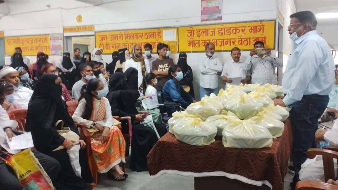 मऊ में रेड क्रॉस सोसाइटी की पहल, 50 टीबी मरीजों को लिया गोद; बांटी पोषण पोटली
मऊ में टीबी मरीजों को बेहतर पोषण उपलब्ध कराने के लिए भारतीय रेड क्रॉस सोसाइटी ने सराहनीय पहल की है। प्रधानमंत्री टीबी मुक्त भारत अभियान के तहत निक्षय मित्र पहल के अंतर्गत 50 टीबी मरीजों को गोद लेकर उन्हें पोषण किट वितरित की गई। पोषण पोटली में भुना चना, सत्तू, मूंगफली, सोयाबीन और दालों सहित पौष्टिक खाद्य सामग्री दी गई। कार्यक्रम में स्वास्थ्य विभाग और रेड क्रॉस सोसाइटी के पदाधिकारियों ने मरीजों को नियमित रूप से दवा लेने और संतुलित आहार अपनाने के लिए प्रेरित किया। सोसाइटी ने उपचार की अवधि तक गोद लिए गए मरीजों के पोषण और स्वास्थ्य की निगरानी करने की बात कही। साथ ही सक्षम लोगों और स्वयंसेवी संस्थाओं से निक्षय मित्र बनकर टीबी मरीजों की मदद करने की अपील की गई। कार्यक्रम में मुख्य चिकित्सा अधिकारी डॉ. पीके राय, जिला क्षय रोग अधिकारी डॉ. एचआर सोनी और रेड क्रॉस सोसाइटी के पदाधिकारी सहित अन्य लोग मौजूद रहे।