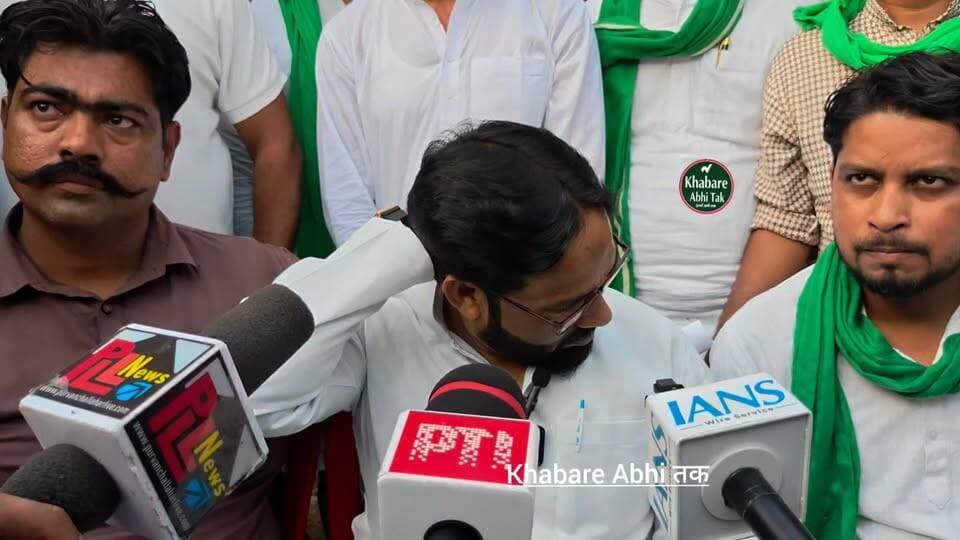मऊ: अब्बास अंसारी के प्रतिनिधि मुनव्वर अली मुर्गा को लेकर शौकत अली का बड़ा बयान, सियासी हलचल तेज!
#मऊ #अब्बासअंसारी #शौकतअली #खबरेंअभीतक #KhabareAbhiTak