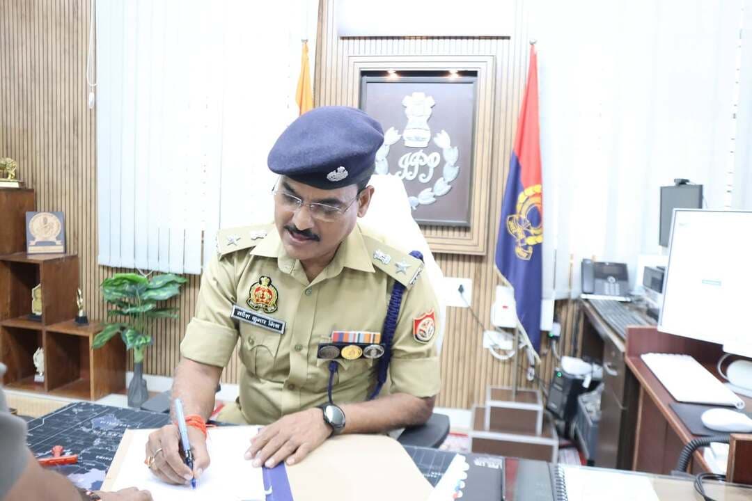 नवागत पुलिस अधीक्षक सर्वेश कुमार मिश्रा ने जनपद मऊ में ग्रहण किया कार्यभार-
दिनांक 09.10.2026 को नवागत पुलिस अधीक्षक सर्वेश कुमार मिश्रा द्वारा पुलिस लाइन मऊ में गार्द की सलामी ली गई तत्पश्चात उन्होने पुलिस अधीक्षक के पद पर कार्यभार ग्रहण किया गया।
कार्यभार ग्रहण करने के उपरांत नवागत पुलिस अधीक्षक द्वारा जनपद में कानून-व्यवस्था को सुदृढ़ बनाए रखने, अपराध एवं अपराधियों पर प्रभावी अंकुश लगाने तथा आमजन की शिकायतों का त्वरित एवं गुणवत्तापूर्ण निस्तारण सुनिश्चित करते हुए प्राथमिकता के आधार पर कार्य किया जायेगा ।
जनपद में शांति एवं सुरक्षा व्यवस्था बनाए रखने, महिला सुरक्षा, जनसुनवाई तथा पुलिसिंग को और अधिक प्रभावी बनाने के लिए पुलिस विभाग की भूमिका महत्वपूर्ण रहेगी।