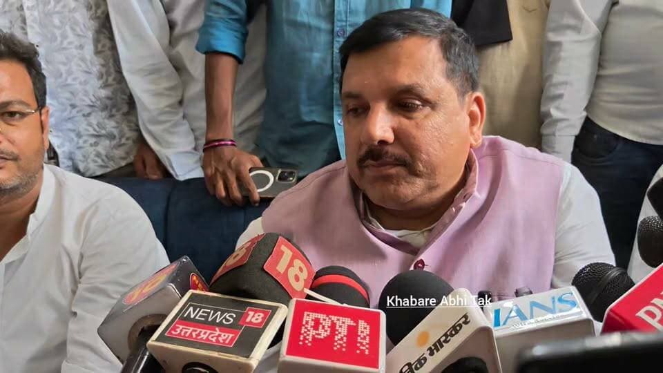मऊ में जिला अध्यक्ष विक्रमजीत सिंह के घर पहुंचे आम आदमी पार्टी के नेता संजय सिंह
#मऊ #SanjaySingh #AamAadmiParty #खबरेंअभीतक #KhabareAbhiTak