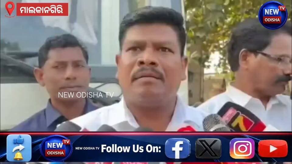 #ଓଡ଼ିଶାର_ଆୟୁଷ୍ମାନ_କାର୍ଡ_ଉପରେ_ଆନ୍ଧ୍ରର_ନଜର!
ମାଲକାନଗିରି ଜିଲ୍ଲାରେ ଆନ୍ଧ୍ରପ୍ରଦେଶର ଘରୋଇ ହସ୍ପିଟାଲଗୁଡ଼ିକୁ ନେଇ ଉଠିଲା ପ୍ରଶ୍ନ। ଆୟୁଷ୍ମାନ କାର୍ଡ ନାଁରେ ରୋଗୀଙ୍କଠାରୁ ଲକ୍ଷାଧିକ ଟଙ୍କା ଲୁଟ୍ ହେଉଥିବା ଅଭିଯୋଗ ଆସିଛି।
ଅଭିଯୋଗ ଅନୁଯାୟୀ, ଆନ୍ଧ୍ରପ୍ରଦେଶର କିଛି ଘରୋଇ ହସ୍ପିଟାଲର ଦଲାଲମାନେ ମାଲକାନଗିରି ଜିଲ୍ଲାରେ ବୁଲୁଛନ୍ତି। ନିରୀହ ରୋଗୀମାନଙ୍କୁ ଉନ୍ନତ ଚିକିତ୍ସାର ପ୍ରଲୋଭନ ଦେଖାଇ ଆନ୍ଧ୍ରପ୍ରଦେଶର ଘରୋଇ ହସ୍ପିଟାଲକୁ ନେଉଥିବା ଅଭିଯୋଗ ହୋଇଛି।
#AyushmanCard #hospital #Visakhapatnam
#malkangiri #patient #malkangirinews
#Odisha #newodishatv