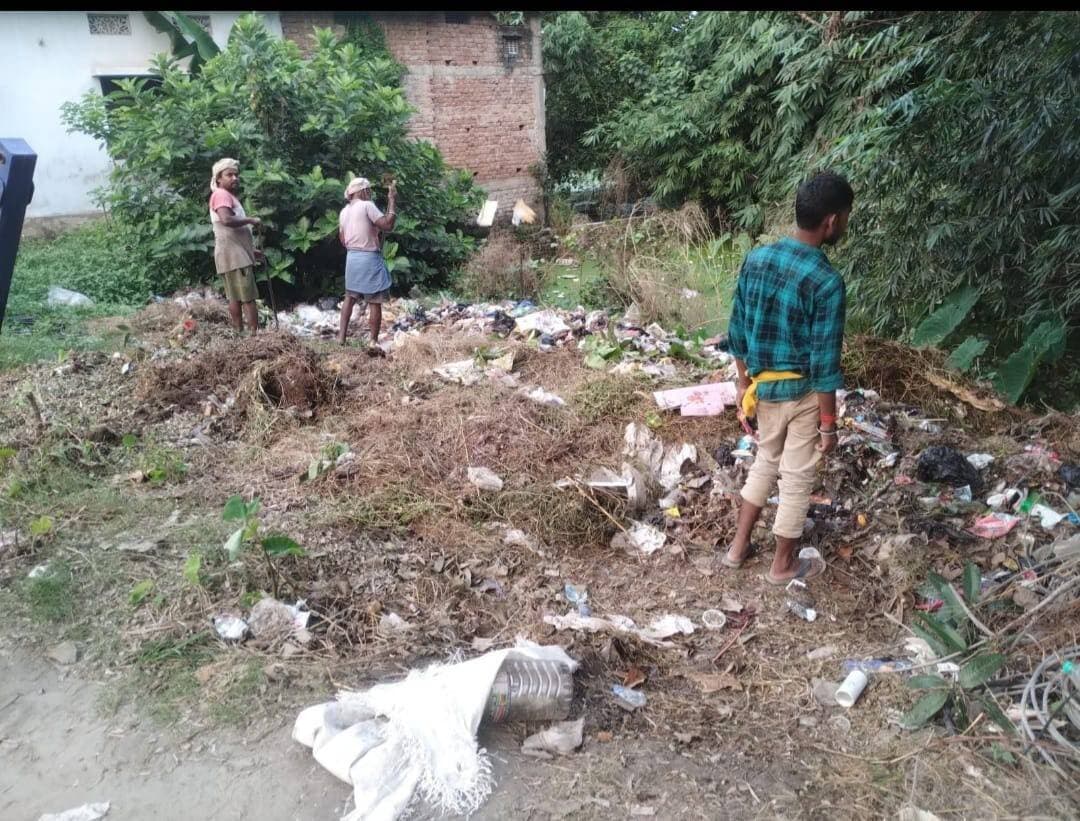 बरौनी के रजवाड़ा में दुर्गा पूजा पंडाल विवाद ने पकड़ा तूल, केंद्रीय मंत्री गिरिराज सिंह के हस्तक्षेप के बाद हरकत में आया संवाददाता मुकेश कुमार बीहट
बरौनीप्रखंडअंतर्गतरजवाड़ा गांव स्थित प्रसिद्ध दुर्गा मंदिर परिसर में पूजा पंडाल निर्माण और रास्ते के विवाद को लेकर ग्रामीणों और स्थानीय निवासी शत्रुघ्न सिंह के बीच जारी तनाव के बाद अब प्रशासनिक कार्रवाई तेज हो गई है।
रजवाड़ा गांव निवासी पंकज कुमार ने जानकारी देते हुए बताया कि मंदिर परिसर की जमीन और रास्ते को लेकर पूर्व में कई बार विवाद हो चुका है। इस मामले के समाधान के लिए बरौनी थाना एवं अंचल कार्यालय के संयुक्त जनता दरबार में आवेदन दिया गया था। जनता दरबार में सुनवाई के दौरान बरौनी के अंचलाधिकारी (सीओ) हेमंत कुमार अंकुर ने मामले का निष्पादन करते हुए निर्देश दिया था कि दुर्गा पूजा का त्यौहार संपन्न होने के बाद इस भूमि विवाद की विस्तृत जांच की जाएगी और तब तक न यथावत रहेगी।
पंडाल निर्माण के दौर।
विवादग्रामीणों का आरोप है कि अंचलाधिकारी के आदेश के बावजूद, जब ग्रामीणों ने दुर्गा पूजा के लिए पंडाल का निर्माण शुरू किया, तो शत्रुघ्न सिंह द्वारा निर्माण कार्य में अड़ंगा डालते हुए काम रुकवा दिया गया। सूचना मिलने पर बरौनी अंचलाधिकारी हेमंत कुमार अंकुर, बरौनी सर्किल इंस्पेक्टर अमलेश कुमार और स्थानीय थाना की पुलिस मौके पर पहुंची। उस दौरान भी अधिकारियों ने स्थल को खाली करने और पूजा के बाद मामले को सुलझाने की बात कही, लेकिन इसके बावजूद अगले दिन तक स्थल से अतिक्रमण नहीं हटाया गया।मुख्यमंत्री शिविर में पहुंचे केंद्रीय मंत्री, ग्रामीणों ने लगाई न्याय की गुहार मामले में मोड़ तब आया जब बरौनी प्रखंड कार्यालय में आयोजित मुख्यमंत्री जन-कल्याणकारी शिविर में बेगूसराय के सांसद व केंद्रीय मंत्री गिरिराज सिंह पहुंचे। रजवाड़ा के ग्रामीणों ने सीधे केंद्रीय मंत्री से मुलाकात कर पूरे मामले से उन्हें अवगत कराया। ग्रामीणों ने बताया कि इस विवाद के कारण न सिर्फ दुर्गा पूजा पंडाल के निर्माण में गंभीर बाधा आ रही है, बल्कि ग्रामीण सडक का रास्ता भी बाधित होरहा है।
अधिकारियों को तत्काल कार्रवाई के निर्देश मामले की संवेदनशीलता को देखते हुए केंद्रीय मंत्री गिरिराज सिंह ने तुरंत बरौनी अंचलाधिकारी हेमंत कुमार अंकुर को तलब किया और निर्देश दिया कि वे स्वयं पुलिस बल के साथ मौके पर जाएं, आम रास्ते की बाधा दूर कराएं और सौहार्दपूर्ण माहौल में दुर्गा पूजा का आयोजन सुनिश्चित करें।
शुक्रवार को हरकत में आया प्रशासन केंद्रीय मंत्री के कड़े रुख के बाद शुक्रवार को अंचलाधिकारी हेमंत कुमार अंकुर और नगर परिषद की संयुक्त टीम पुलिस बल के साथ रजवाड़ा दुर्गा मंदिर परिसर पहुंची। प्रशासनिक टीम दुर्गा पूजा फील्ड और सार्वजनिक रास्ते को अतिक्रमण मुक्त कराने और स्थल खाली करवाने की कार्रवाई में पूरी मुस्तैदी से जुटी हुई है, ताकि पूजा का आयोजन बिना किसी विघ्न के संपन्न हो सके।