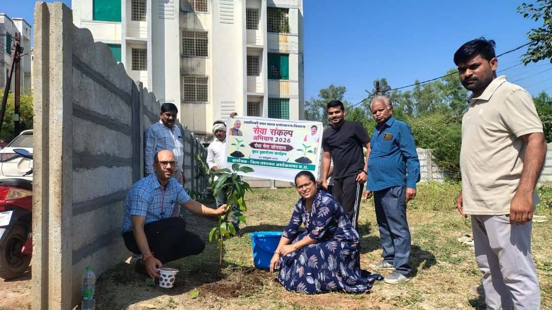 सेवा मेरा योगदान के तहत वृक्षारोपण कार्यक्रम आयोजित
-
सेवा संकल्प अभियान के तहत सेवा मेरा योगदान अंतर्गत राजस्व कॉलोनी में कलेक्टर श्री साकेत मालवीय ने वृक्षारोपण किया गया। उन्होंने पौधारोपण कर पर्यावरण संरक्षण का संदेश दिया। इस अवसर पर संयुक्त कलेक्टर श्रीमती सोनम जैन,डिप्टी कलेक्टर श्री भुवनेश चौहान सहित अधिकारीगण उपस्थित रहे।
#सेवा_संकल्प_अभियान