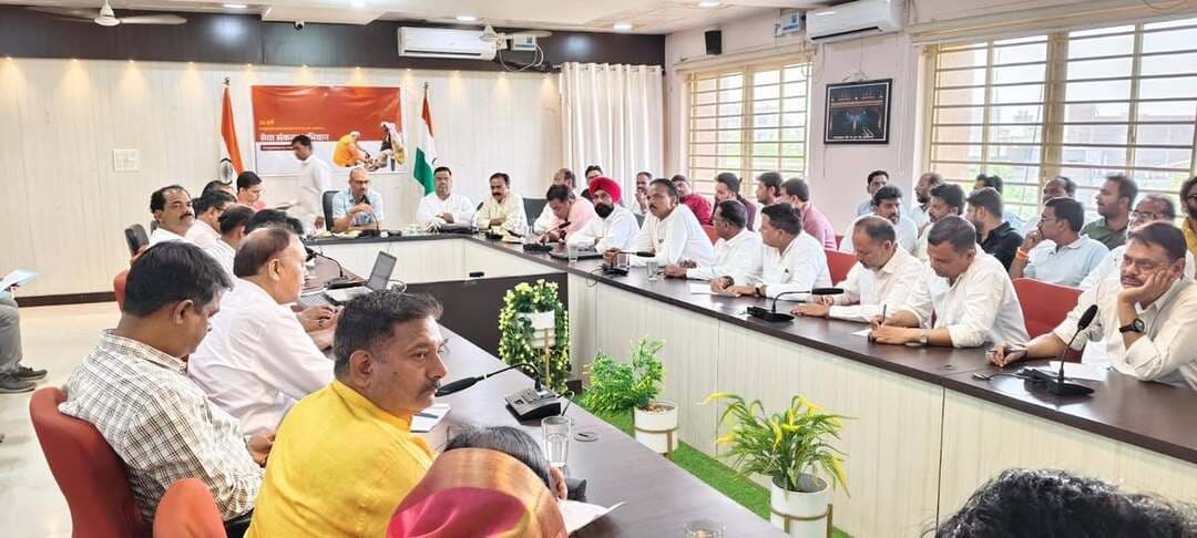 केंद्रीय मंत्री श्री सिंधिया के प्रस्तावित भ्रमण की तैयारियों को लेकर बैठक आयोजित
कलेक्टर की अध्यक्षता में जनप्रतिनिधियों के साथ हुई विस्तृत चर्चा
--
केंद्रीय संचार एवं पूर्वोत्तर क्षेत्र विकास मंत्री श्री ज्योतिरादित्य सिंधिया के अशोकनगर जिले में प्रस्तावित 15 अक्टूबर से 18 अक्टूबर 2026 तक भ्रमण कार्यक्रम की तैयारियों के संबंध में शुक्रवार को कलेक्ट्रेट सभाकक्ष में कलेक्टर श्री साकेत मालवीय की अध्यक्षता में जनप्रतिनिधियों के साथ बैठक आयोजित की गई। बैठक में केंद्रीय मंत्री के प्रस्तावित भ्रमण कार्यक्रम को लेकर विस्तार से चर्चा की गई तथा कार्यक्रमों की रूपरेखा एवं तैयारियों के संबंध में विचार विमर्श किया गया।
बैठक के दौरान प्रस्तावित भ्रमण को व्यवस्थित एवं सफल बनाने के संबंध में जनप्रतिनिधियों के सुझाव लिए गए। साथ ही कार्यक्रम की रूपरेखा, आवश्यक व्यवस्थाओं तथा संबंधित विषयों पर चर्चा की गई, जिससे भ्रमण के दौरान सभी व्यवस्थाएं सुचारू रूप से सुनिश्चित की जा सकें। बैठक में कलेक्टर श्री साकेत मालवीय ने प्रस्तावित भ्रमण कार्यक्रम के तहत आयोजित की जाने वाली संबंधित तैयारियों के संबंध में आवश्यक जानकारी दी।
बैठक में मुंगावली विधायक श्री बृजेंद्र सिंह यादव, भाजपा जिला अध्यक्ष श्री आलोक तिवारी, केन्द्रीय मंत्री के निज सहायक, नगर पालिका अध्यक्ष श्री नीरज मनोरिया,अपर कलेक्टर श्री डी एन सिंह, एसडीएम इसरार खान, जनप्रतिनिधिगण उपस्थित रहे।
#ashoknagar