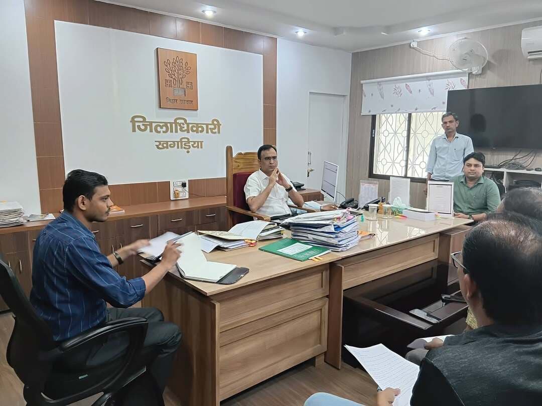 खगड़िया में खेलों के विकास को मिलेगी नई गति!
जिलाधिकारी श्री विक्रम विरकर की अध्यक्षता में जिले के विभिन्न खेल संघों के प्रतिनिधियों के साथ बैठक आयोजित की गई। बैठक में खेल प्रतिभाओं की पहचान, खिलाड़ियों को प्रोत्साहित करने, खेल गतिविधियों के विस्तार एवं युवाओं को बेहतर अवसर उपलब्ध कराने पर विचार-विमर्श किया गया। जिलाधिकारी ने संबंधित पदाधिकारियों एवं खेल संघों को आवश्यक दिशा-निर्देश देते हुए आपसी समन्वय के साथ कार्य करने पर बल दिया।
#Khagaria #खेल_विकास #जिला_प्रशासन_खगड़िया