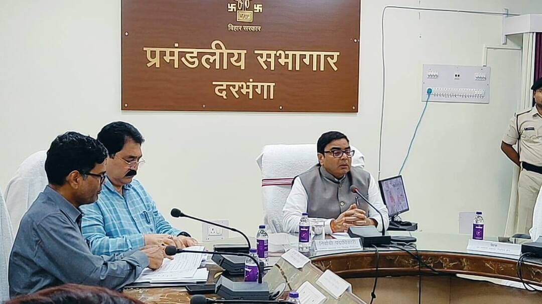 *बिहार विधान परिषद स्नातक एवं शिक्षक निर्वाचन-2026 को लेकर नामांकन वापसी की प्रक्रिया पूरी, आयुक्त ने की प्रेस कॉन्फ्रेंस*
*स्नातक निर्वाचन क्षेत्र के सभी 40 अभ्यर्थियों के नामांकन स्वीकृत, शिक्षक निर्वाचन क्षेत्र के 13 अभ्यर्थी चुनाव मैदान में*
*स्नातक निर्वाचन क्षेत्र में 1,26,951 तथा शिक्षक निर्वाचन क्षेत्र में 9,026 मतदाता करेंगे मताधिकार का प्रयोग*
*स्नातक निर्वाचन के लिए 138 और शिक्षक निर्वाचन के लिए 99 मतदान केंद्र निर्धारित*
दरभंगा, 09 अक्टूबर 2026 :-
बिहार विधान परिषद : 05- दरभंगा स्नातक एवं शिक्षक निर्वाचन-2026 के अंतर्गत नामांकन वापसी की प्रक्रिया पूर्ण होने के बाद आज प्रमंडलीय सभागार, दरभंगा में निर्वाची पदाधिकारी-सह-आयुक्त, दरभंगा प्रमण्डल, दरभंगा श्री हिमांशु कुमार राय की अध्यक्षता में प्रेस कॉन्फ्रेंस आयोजित की गई।
इस दौरान उन्होंने निर्वाचन की अद्यतन स्थिति, अभ्यर्थियों के नामांकन, मतदाताओं की संख्या, मतदान केंद्रों की व्यवस्था तथा निर्वाचन तैयारियों के संबंध में विस्तृत जानकारी दी।
*नामांकन की स्थिति*
आयुक्त श्री हिमांशु कुमार राय ने बताया कि 05-दरभंगा स्नातक निर्वाचन क्षेत्र के लिए नामांकन दाखिल करने वाले सभी 40 अभ्यर्थियों के नामांकन स्वीकृत किए गए हैं। वहीं, दरभंगा शिक्षक निर्वाचन क्षेत्र के लिए कुल 14 अभ्यर्थियों ने नामांकन दाखिल किया था, जिनमें से 13 अभ्यर्थियों के नामांकन स्वीकृत किए गए, जबकि एक अभ्यर्थी का नामांकन अस्वीकृत हुआ है। अस्वीकृत नामांकन वाले अभ्यर्थी मधुबनी जिले के हैं।
*स्नातक निर्वाचन क्षेत्र में 1,26,951 मतदाता*
आयुक्त ने बताया कि स्नातक निर्वाचन क्षेत्र में कुल 1,26,951 मतदाता पंजीकृत हैं। इनमें मधुबनी जिले में 29,316, दरभंगा जिले में 34,001, समस्तीपुर जिले में 34,429 तथा बेगूसराय जिले में 29,205 मतदाता शामिल हैं।
*शिक्षक निर्वाचन क्षेत्र में 9,026 मतदाता*
शिक्षक निर्वाचन क्षेत्र में कुल 9,026 मतदाता पंजीकृत हैं। जिलेवार मतदाताओं की संख्या मधुबनी में 1,829, दरभंगा में 2,800, समस्तीपुर में 2,350 तथा बेगूसराय में 2,047 है।
*दोनों निर्वाचन क्षेत्रों के लिए कुल 237 मतदान केंद्र निर्धारित*
निर्वाचन को सुचारु रूप से संपन्न कराने के लिए स्नातक निर्वाचन क्षेत्र के अंतर्गत चारों जिलों में कुल 138 मतदान केंद्र निर्धारित किए गए हैं। इनमें मधुबनी में 32, दरभंगा में 43, समस्तीपुर में 34 तथा बेगूसराय में 29 मतदान केंद्र शामिल हैं।
इसी प्रकार, शिक्षक निर्वाचन क्षेत्र के लिए कुल 99 मतदान केंद्र निर्धारित किए गए हैं। इनमें मधुबनी में 23, दरभंगा में 32, समस्तीपुर में 24 तथा बेगूसराय में 20 मतदान केंद्र बनाए गए हैं।
*निर्वाचन कर्मियों को तीन चरणों में दिया जाएगा प्रशिक्षण*
आयुक्त ने बताया कि निर्वाचन कार्य में प्रतिनियुक्त कर्मियों को तीन चरणों में प्रशिक्षण दिया जाना निर्धारित है। प्रथम चरण का प्रशिक्षण संपन्न हो चुका है। शेष प्रशिक्षण निर्धारित कार्यक्रम के अनुसार कराया जाएगा, ताकि सभी कर्मी निर्वाचन संबंधी प्रक्रियाओं का समुचित ढंग से निर्वहन कर सकें।
उन्होंने संबंधित जिलों के सहायक निर्वाची पदाधिकारियों एवं निर्वाचन कार्य से जुड़े पदाधिकारियों को निर्धारित दिशा-निर्देशों के अनुरूप सभी आवश्यक तैयारियां समय पर पूरी करने का निर्देश दिया।
उन्होंने कहा कि निर्वाचन प्रक्रिया को सुव्यवस्थित एवं निष्पक्ष तरीके से संपन्न कराने के लिए सभी संबंधित पदाधिकारी समन्वय के साथ कार्य कर रहे हैं।
प्रेस कॉन्फ्रेंस में आयुक्त के सचिव श्री सुशील कुमार मिश्रा, उप मुख्य निर्वाचन पदाधिकारी, श्री अविनाश चंद्र, प्रभारी उपनिदेशक जन-सम्पर्क, श्री आशीष अमन सहित संबंधित पदाधिकारी एवं कर्मी उपस्थित थे।
#BiharSarkar
#CMBihar
#SamratChoudhary
#CMSamrat
#MukhyamantriBihar
