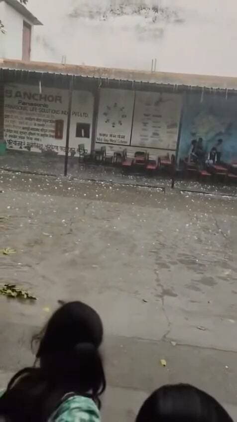 हरिद्वार मे आफत की बारिश भारी भरकम ओले दर्जनों गाड़ियों के शीशे टूटे, राहगीर भी हुए घायल....