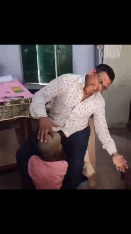 हेडमास्टर ने बच्चे के सिर को तबले की तरह बजाया,VIDEO:इटावा में क्लास में मजाक..see more