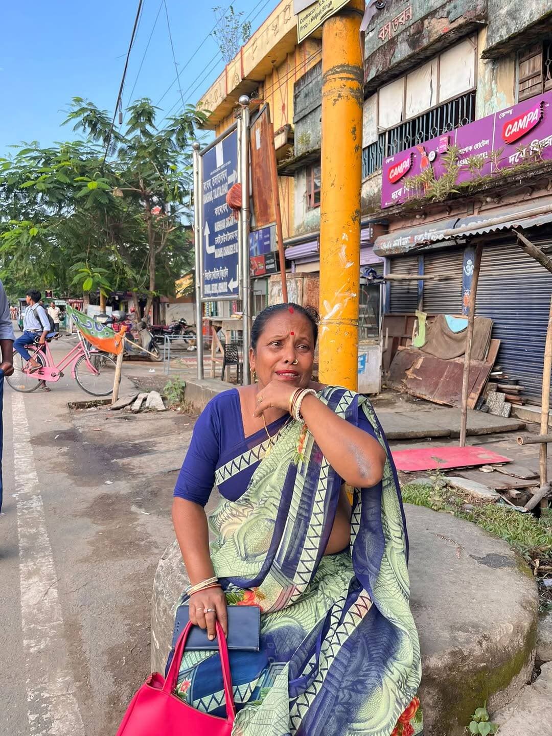 শিৱসাগৰৰ নগৰৰ মাজমজিয়া কে পি চাৰি আলিত এখন ৰিক্সাত এগৰাকী মহিলা কাপোৰ ভৰ্তি বেগ থাকি গৈছে।মহিলা নাম স্বপ্না ভূমিক।মহিলা গৰাকী এগৰাকী বস্ত্ৰ ব্যৱসায়ী।কোনো সদাশয় ব্যক্তিয়ে বেগটো পালে ৮৮১১৮৮৪২২৪ নম্বৰত যোগাযোগ কৰা আহ্বান জনাইছে।