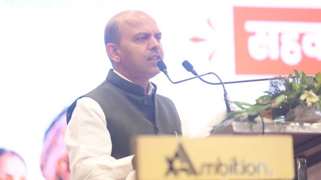 जगदलपुर में राष्ट्रीय सहकारिता समीक्षा सम्मेलन
‘सहकार से समृद्धि’ के तहत जगदलपुर में आयोजित दो दिवसीय राष्ट्रीय समीक्षा सम्मेलन में सहकारिता क्षेत्र के आगामी पांच वर्षों के रणनीतिक रोडमैप, प्राथमिक कृषि साख समितियों (PACS) के विस्तार और विभिन्न राज्यों के सफल जिला स्तरीय मॉडलों पर व्यापक विचार-विमर्श हुआ।
सम्मेलन के प्रमुख बिंदु:
🔹 नाबार्ड और राष्ट्रीय सहकारी विकास निगम द्वारा अगले पांच वर्षों के वित्तीय सहयोग की रूपरेखा प्रस्तुत की गई।
🔹 कृषि क्षेत्र में PACS की भागीदारी बढ़ाने, किसानों तक उर्वरक पहुंचाने और कीटनाशक कारोबार में समितियों की भूमिका मजबूत करने पर चर्चा हुई।
🔹 विभिन्न राज्यों ने अपने उत्कृष्ट जिला स्तरीय सहकारी मॉडल और सफल कार्यप्रणालियां साझा कीं।
🔹 आगामी 2–3 वर्षों में लगभग 95 हजार नई PACS के गठन का लक्ष्य सामने रखा गया।
🔹 सहकारी बैंकिंग के आधुनिकीकरण, साइबर सुरक्षा, कंप्यूटरीकरण, ऑडिट और विकेंद्रीकृत अनाज भंडारण पर जोर दिया गया।
सम्मेलन के बाद प्रतिभागियों के लिए PACS, लघु वनोपज सहकारी समितियों और जनजातीय सहकारी समितियों का अध्ययन दौरा भी आयोजित किया गया।
अगला राष्ट्रीय सहकारिता समीक्षा सम्मेलन जनवरी में तमिलनाडु के महाबलीपुरम में आयोजित होगा।
#SahkarSeSamriddhi #Cooperation