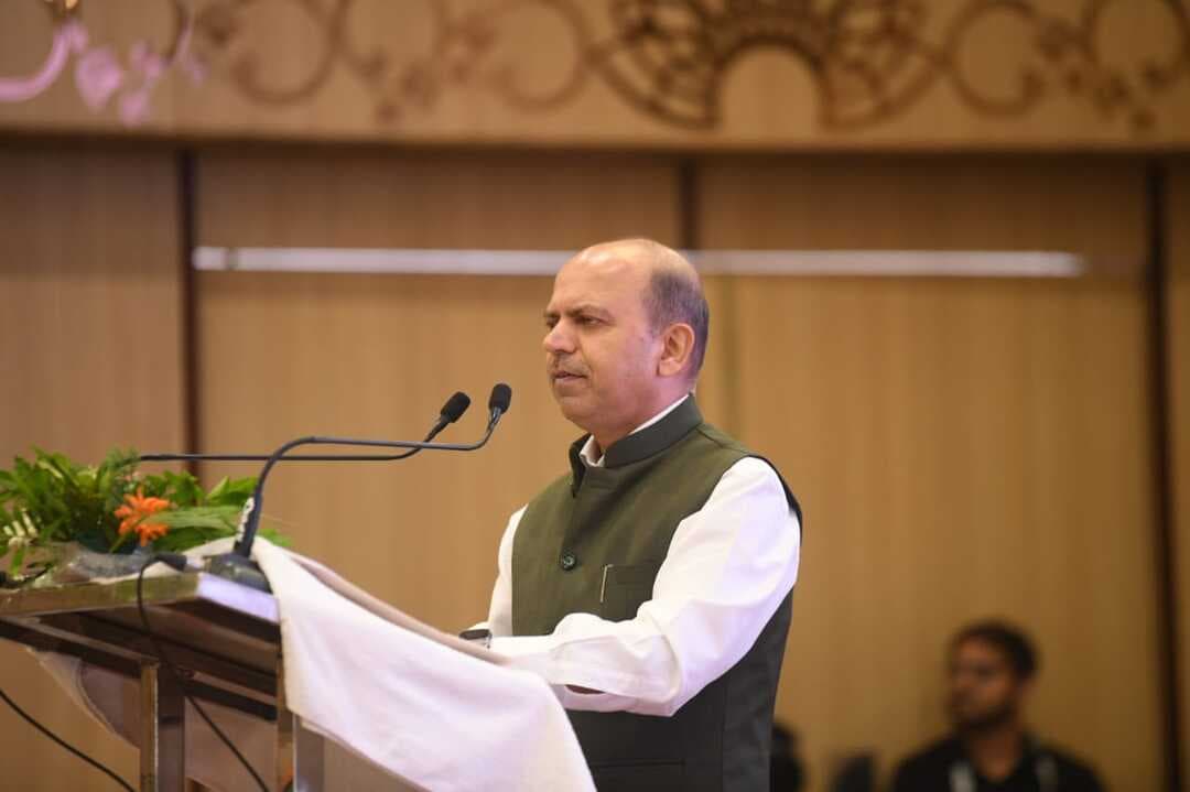 बस्तर में राष्ट्रीय सहकारिता समीक्षा सम्मेलन का समापन
जगदलपुर में आयोजित दो दिवसीय राष्ट्रीय समीक्षा सम्मेलन ‘सहकार से समृद्धि’ के समापन सत्र में भारत सरकार के सहकारिता सचिव डॉ. आशीष भूटानी ने सहकारिता आंदोलन को सशक्त बनाने और राज्यों की स्थानीय जरूरतों के अनुरूप समाधान विकसित करने पर जोर दिया।
सम्मेलन के प्रमुख बिंदु:
🔹 आगामी 2–3 वर्षों में लगभग 95 हजार नई प्राथमिक कृषि साख समितियों (PACS) के गठन का लक्ष्य
🔹 PACS का कंप्यूटरीकरण और सहकारी बैंकिंग व्यवस्था का आधुनिकीकरण
🔹 साइबर सुरक्षा, पारदर्शिता और लंबित ऑडिट कार्यों को समय पर पूरा करने पर जोर
🔹 विकेंद्रीकृत अनाज भंडारण और किसानों के लिए टिकाऊ विपणन विकल्पों को बढ़ावा
🔹 डेयरी सहकारी समितियों के विस्तार और राष्ट्रीय सहकारी संस्थाओं के साथ बेहतर समन्वय पर जोर
सम्मेलन के समापन पर डॉ. भूटानी ने आयोजन और आतिथ्य के लिए छत्तीसगढ़ सरकार तथा बस्तर जिला प्रशासन का आभार जताया। अगला राष्ट्रीय सहकारिता सम्मेलन जनवरी में तमिलनाडु के महाबलीपुरम में आयोजित होगा।
#SahkarSeSamriddhi #Cooperation