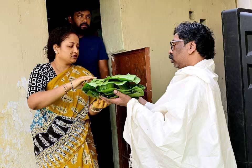मुख्यमंत्री हेमंत सोरेन ने पैतृक गांव नेमरा में दिवंगत मां रूपी सोरेन की स्मृति में पारिवारिक और पारंपरिक रीति-रिवाजों के अनुसार भोजन परोसने की रस्म निभा रहे हैं.!
#apnagiridihnews #RupiSoren #JharkhandNews #HemantSoren #jharkhand