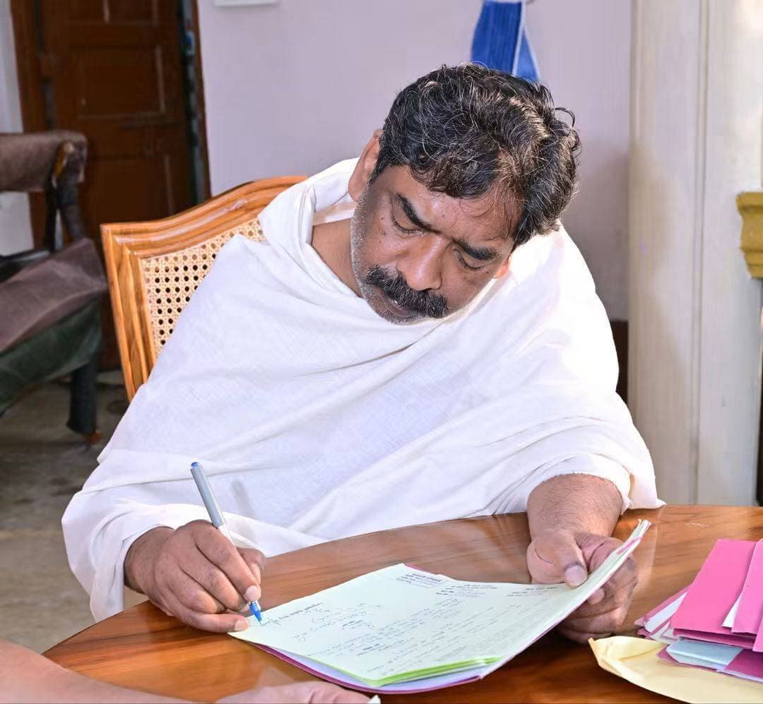 मां के वियोग में भी जनसेवा का दायित्व निभा रहे मुख्यमंत्री हेमंत सोरेन, नेमरा से चला रहे सरकार
मां को खोने का दर्द शब्दों में बयां करना आसान नहीं होता। यह वह पीड़ा है, जिसे एक बेटा ही गहराई से महसूस कर सकता है। मुख्यमंत्री हेमंत सोरेन भी इन दिनों इसी मातृ-वियोग से गुजर रहे हैं। उनकी मां रूपी सोरेन के निधन से परिवार शोक में डूबा है। इस गहरे दुख के बीच भी मुख्यमंत्री ने जनसेवा के प्रति अपनी जिम्मेदारियों को निभाना जारी रखा है।
जानकारी के अनुसार, मुख्यमंत्री हेमंत सोरेन नेमरा से ही सरकारी कामकाज का संचालन कर रहे हैं। मां के निधन के बाद भावनात्मक रूप से कठिन इस समय में भी वे अपने संवैधानिक और प्रशासनिक दायित्वों के प्रति प्रतिबद्ध नजर आ रहे हैं।
मुख्यमंत्री का संदेश है कि निजी जीवन में गहरा दुख होने के बावजूद जनता के प्रति जिम्मेदारियां बनी रहती हैं। मां का साया उठ जाना जीवन की ऐसी क्षति है, जिसकी भरपाई संभव नहीं, लेकिन जनसेवा का दायित्व भी महत्वपूर्ण है।
एक ओर मां को खोने का असहनीय दुख, दूसरी ओर राज्य की जनता के प्रति जिम्मेदारी हेमंत सोरेन के जीवन का यह समय भावनाओं और कर्तव्य के बीच संतुलन की कठिन घड़ी है।
#apnagiridihnews #maa #RupiSoren #HemantSoren #jharkhand #JharkhandNews #नेमरा
