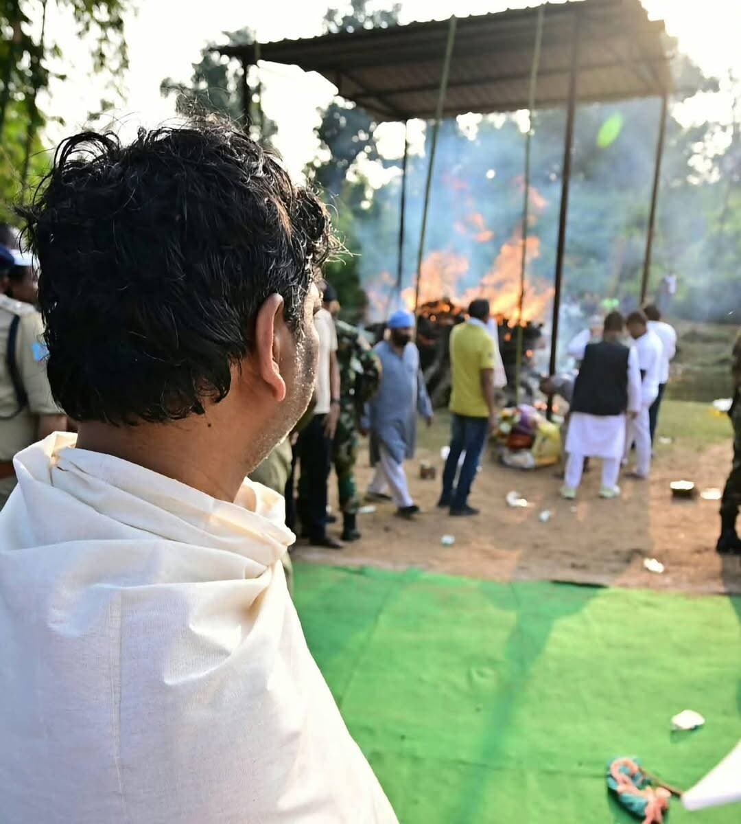 मां की जलती चिता को अंतिम क्षण तक निहारते रहे मुख्यमंत्री हेमंत सोरेन। आंखों में गहरा दुख और दिल में मां को खोने का दर्द लिए वे गांव वालों के बीच बैठे रहे, उनसे बात करते रहे। मां को अंतिम विदाई का यह पल बेहद मार्मिक था, जहां शब्द कम पड़ गए और खामोशी ने बेटे के दर्द को बयां किया।
#apnagiridihnews #RupiSoren #maa #HemantSoren #jharkhand #JharkhandNews