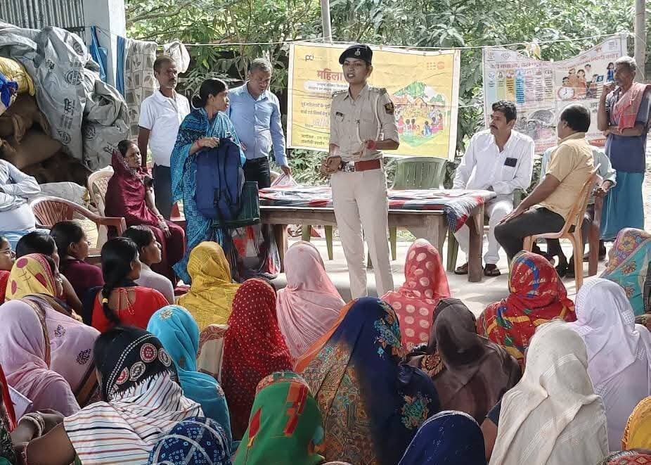 पुलिस अधीक्षक शेखपुरा के निर्देशानुसार प्रखंड घाटकुसुम्भा अंतर्गत भदौसी पंचायत में महिला सभा का आयोजन किया गया। इस दौरान महिला थानाध्यक्ष द्वारा उपस्थित महिलाओं को महिला सशक्तिकरण, महिला सुरक्षा, घरेलू हिंसा, दहेज प्रथा, बाल विवाह एवं महिलाओं के कानूनी अधिकारों के संबंध में जागरूक किया गया। साथ ही महिलाओं को अपने अधिकारों के प्रति सजग रहने तथा किसी भी प्रकार की हिंसा या उत्पीड़न की स्थिति में निर्भीक होकर पुलिस से संपर्क करने हेतु प्रेरित किया गया।
#sheikhpurapolice
#Haintaiyarhum
#Bihar
#BiharPolice
#sheikhpurakhabar